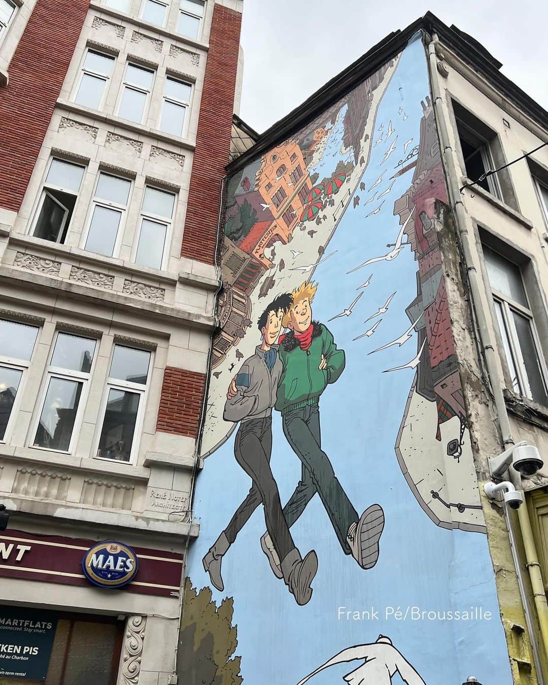 Orangina オランジーナ公式さんのインスタグラム写真 - (Orangina オランジーナ公式Instagram)「Bonjour🇧🇪  今週も引き続き ブリュッセルからお届けします😊  ブリュッセルの街を歩いていると たくさんのアートに出会います🎨  今年は ベルギーの有名な画家ルネ・マグリットの 生誕125周年を記念して ブリュッセルの街中に8つのウォールアートが 来年1月7日まで展示されています⭐️  その他にも1991年にブリュッセルで初めて BD（バンド デシネ）をウォールアートにした フランク・ペの〈Brousaille〉（ブルサイユ）など BD文化が盛んなベルギーならでは✨  印象に残ったのは フランス人アーティスト🇫🇷 ダニエル・ビュランの〈Bleus sur jaune〉 ビュランはストライプをモチーフにした作品で有名です🤓  〈Bleus sur jaune〉は 89本のイエローのポールにブルーのストライプの旗が インスタレーションされています。 Orangina Airyと同じカラーで思わずパシャ📸 とても素敵な旅の記念になりました🍊  #orangina #oranginaairy #france #soda #オランジーナ #フランス生まれ #炭酸飲料 #フランス #オレンジ #休憩 #withオランジーナ #bruxelles #ブリュッセル #ショートトリップ #art #renemagritte #frankpe #danielburen #striped」12月1日 19時36分 - orangina_jp