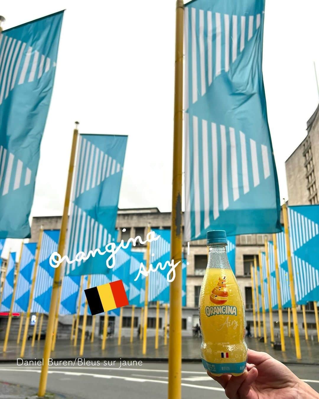 Orangina オランジーナ公式さんのインスタグラム写真 - (Orangina オランジーナ公式Instagram)「Bonjour🇧🇪  今週も引き続き ブリュッセルからお届けします😊  ブリュッセルの街を歩いていると たくさんのアートに出会います🎨  今年は ベルギーの有名な画家ルネ・マグリットの 生誕125周年を記念して ブリュッセルの街中に8つのウォールアートが 来年1月7日まで展示されています⭐️  その他にも1991年にブリュッセルで初めて BD（バンド デシネ）をウォールアートにした フランク・ペの〈Brousaille〉（ブルサイユ）など BD文化が盛んなベルギーならでは✨  印象に残ったのは フランス人アーティスト🇫🇷 ダニエル・ビュランの〈Bleus sur jaune〉 ビュランはストライプをモチーフにした作品で有名です🤓  〈Bleus sur jaune〉は 89本のイエローのポールにブルーのストライプの旗が インスタレーションされています。 Orangina Airyと同じカラーで思わずパシャ📸 とても素敵な旅の記念になりました🍊  #orangina #oranginaairy #france #soda #オランジーナ #フランス生まれ #炭酸飲料 #フランス #オレンジ #休憩 #withオランジーナ #bruxelles #ブリュッセル #ショートトリップ #art #renemagritte #frankpe #danielburen #striped」12月1日 19時36分 - orangina_jp