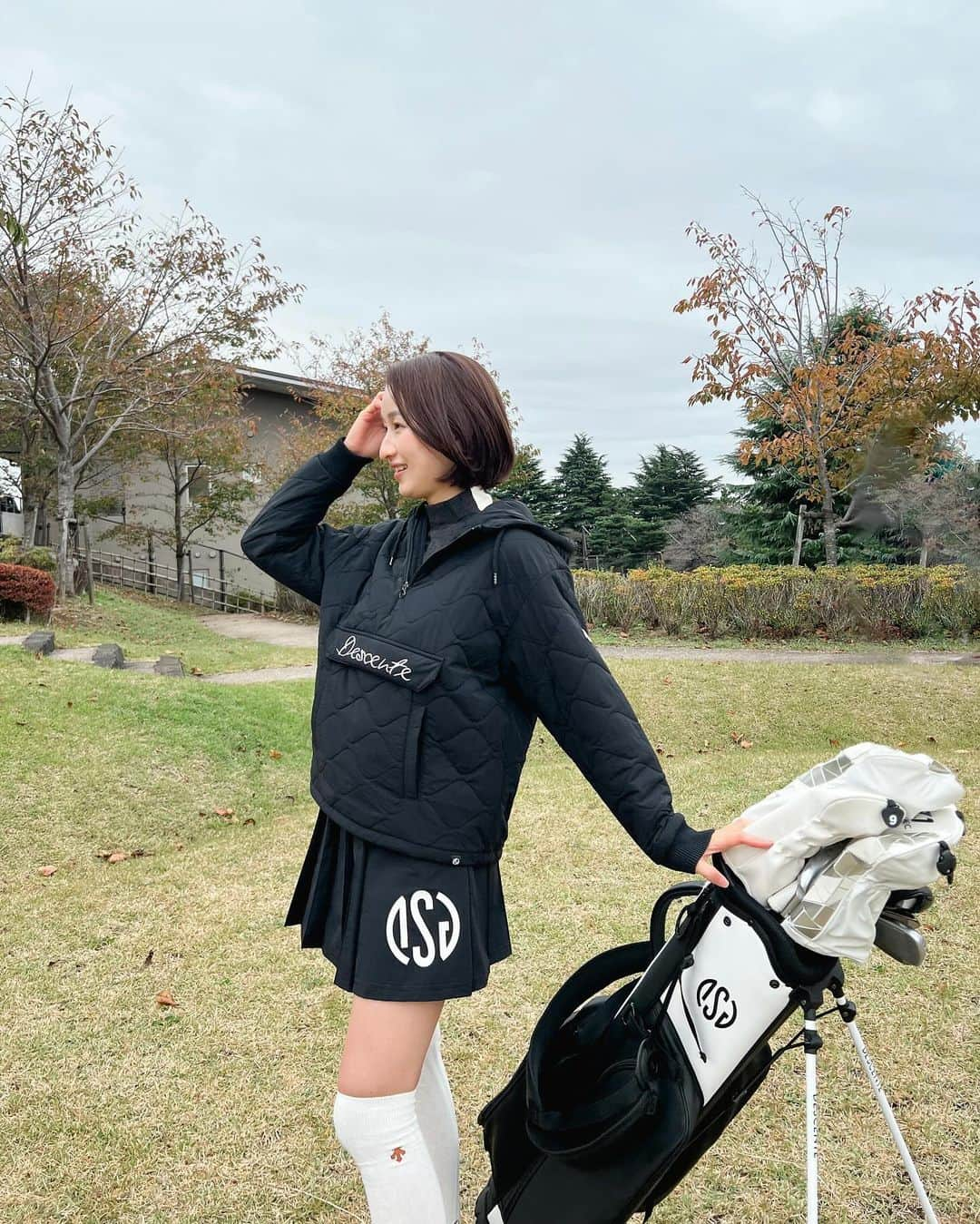 西野沙瑛のインスタグラム：「- 安定のモノトーンコーデ🤍🖤  このキャディバッグも @descentegolf.jp のDSCコレクション⛳️ 7.5型のスリムデザインで軽量だから車に入れる時も 移動時もかなり便利😎 やっぱりキャディバッグは軽くてコンパクトが一番好き👍🏻  #PR #ゴルフ女子 #ゴルフ男子 #ゴルフコーデ #スポーツ女子  #ゴルフウェア #スポーツ #golf #골프 #골프스타그램 #골프장 #라운드 #골프스윙 #골프사랑 #골프레슨 #아이언샷 #스크린골프  #golfstagram #golfswing #girlsgolf #golfer #ママゴルファー #デサントゴルフ」