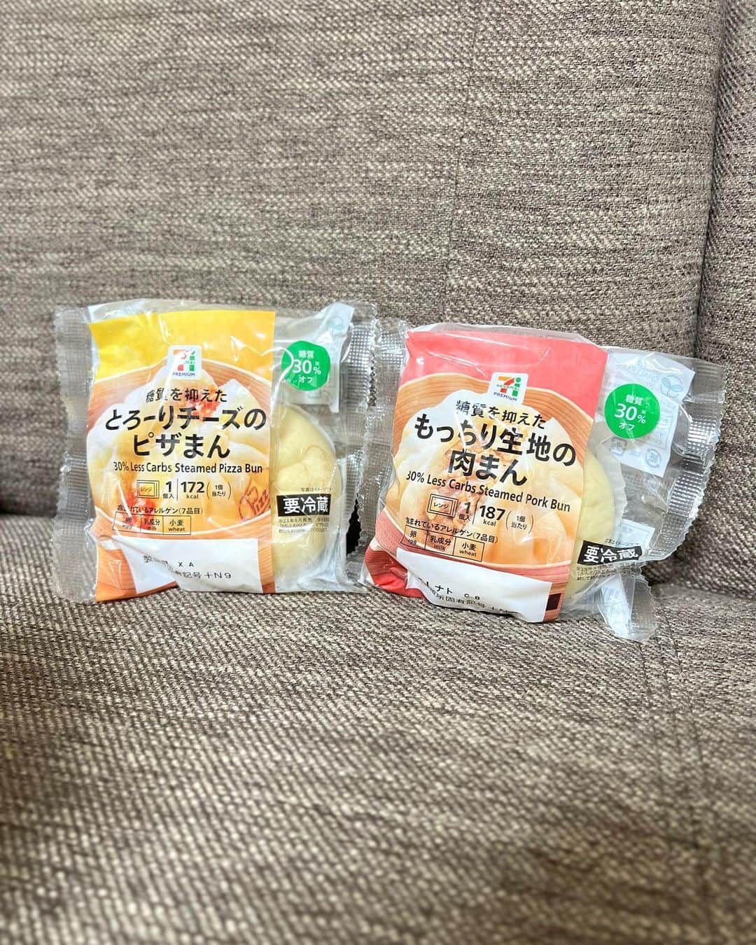 みき みーやんさんのインスタグラム写真 - (みき みーやんInstagram)「コンビニ新商品❤🧀 . . 新宿中村屋さんからいただきました❤ セブンイレブンで発売されている 🟡糖質を抑えたもっちり生地の肉まん 🔴糖質を抑えた とろーりチーズのピザまん @nakamuraya_1901  . 生地がもっちもちで中の具も美味しくて 小ぶりなのに満足度高めー！😍 （サイズ的にちょっと小腹が空いた夜食にも🙆‍♀️） . これはコンビニ寄った時に買ってまうやつや…笑 . どっちも美味しいけどチーズ大好きな私からしたら このピザまんは罪…🧀🤣笑 めっちゃ美味しいからみんなも セブンイレブンで見つけたら手に取ってみてー！😍 . . #PR#新宿中村屋#糖質オフ#セブン新商品#セブンイレブン#肉まん#ピザまん#チーズ#cheese #コンビニ#夜食#小腹#小腹が空いた#コンビニ商品#コンビニ新商品#セブンイレブン限定#セブンイレブン新商品#フリーモデル#自撮り#自撮り女子#ダイエット#関西モデル#部屋着#おうち時間#チーズ好き#新発売」12月1日 19時40分 - mi_yan0101