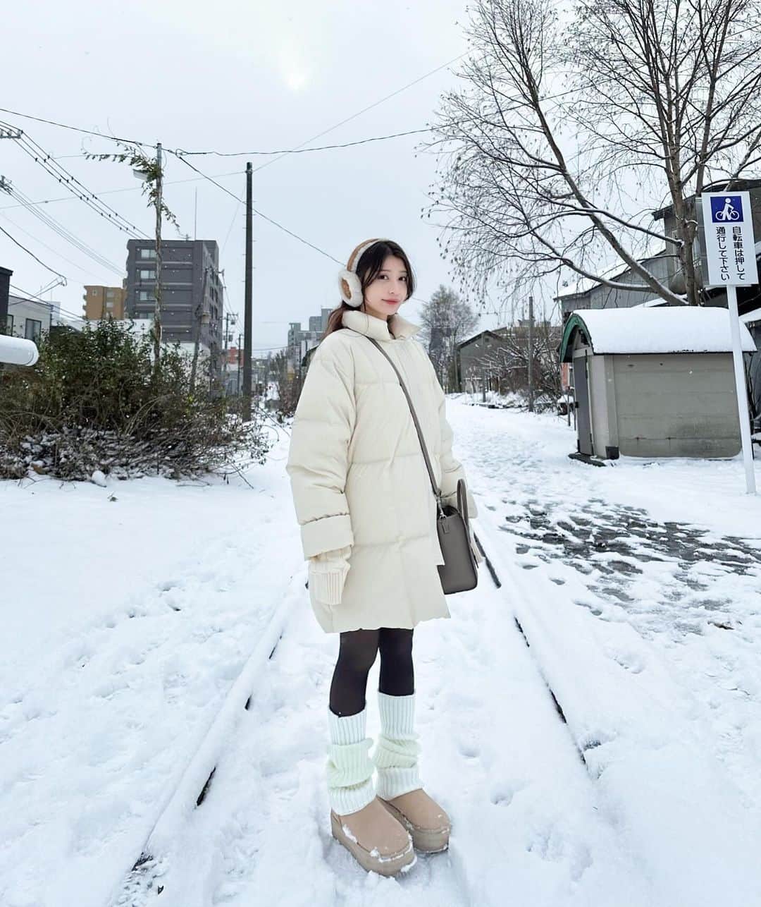 椚ありささんのインスタグラム写真 - (椚ありさInstagram)「⠀ 北海道ゆきんこスタイル☃️ どこのか質問の多かったこのダウン あったかいのに軽くて可愛い最強でした♡ outer: @todayful_  shoes: @ugg」12月1日 19時41分 - chibicco_