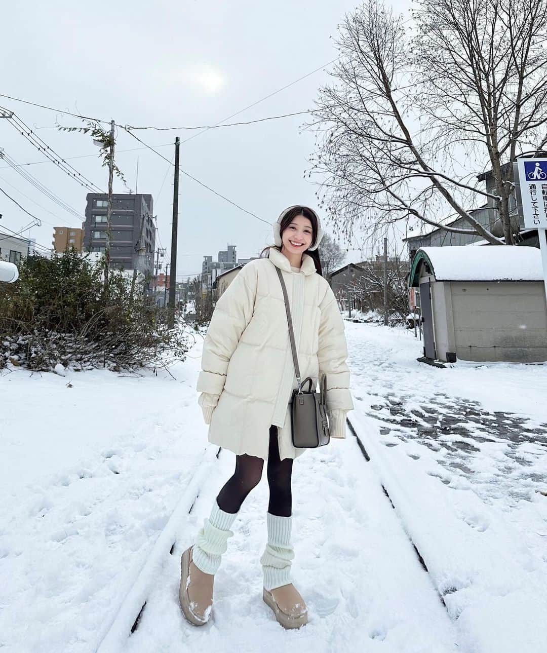 椚ありさのインスタグラム：「⠀ 北海道ゆきんこスタイル☃️ どこのか質問の多かったこのダウン あったかいのに軽くて可愛い最強でした♡ outer: @todayful_  shoes: @ugg」