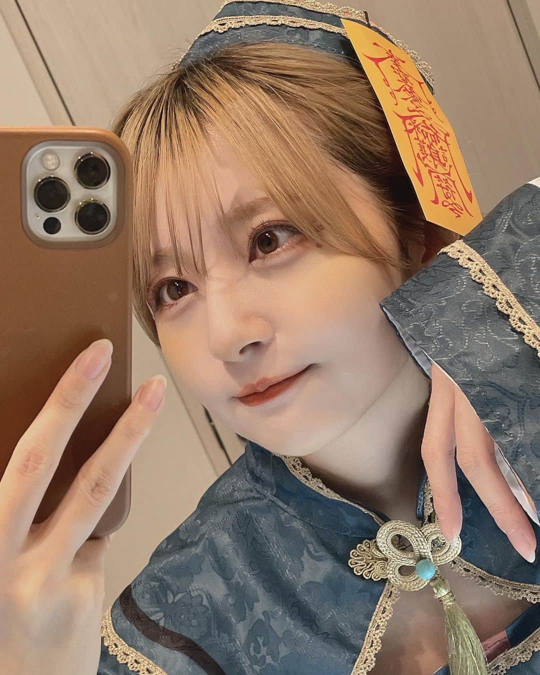 こばしり。さんのインスタグラム写真 - (こばしり。Instagram)「🎃遅ばせながらハロウィンしました。  今年はずっと着たかった、 なんだか装飾の凄いキョンシー👻  やっぱりハロウィンは楽しいな💭 ガッツリメイク出来るの楽しいな💭  みんなは今年のハロウィン何かした？ うちはこの格好でカボチャの煮物を作って、お母さんに披露して引っ越し作業しました🍭(過酷)  最後にめちゃくちゃ上手に出来たカボチャの煮物も添えとくね🎃  P.S.  YouTubeに動画もあるので是非に。  #ハロウィン #halloween #1ヶ月遅れの」12月1日 19時42分 - lovetomato_24