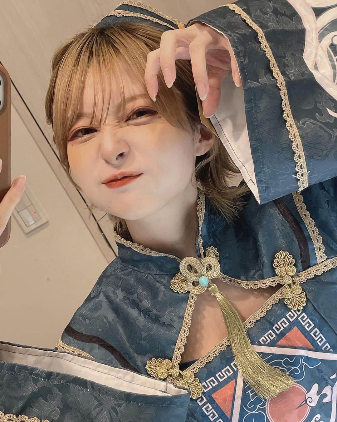 こばしり。さんのインスタグラム写真 - (こばしり。Instagram)「🎃遅ばせながらハロウィンしました。  今年はずっと着たかった、 なんだか装飾の凄いキョンシー👻  やっぱりハロウィンは楽しいな💭 ガッツリメイク出来るの楽しいな💭  みんなは今年のハロウィン何かした？ うちはこの格好でカボチャの煮物を作って、お母さんに披露して引っ越し作業しました🍭(過酷)  最後にめちゃくちゃ上手に出来たカボチャの煮物も添えとくね🎃  P.S.  YouTubeに動画もあるので是非に。  #ハロウィン #halloween #1ヶ月遅れの」12月1日 19時42分 - lovetomato_24