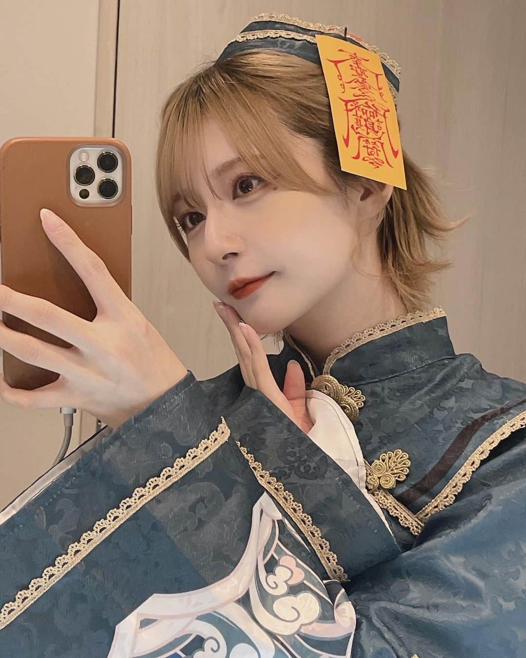 こばしり。さんのインスタグラム写真 - (こばしり。Instagram)「🎃遅ばせながらハロウィンしました。  今年はずっと着たかった、 なんだか装飾の凄いキョンシー👻  やっぱりハロウィンは楽しいな💭 ガッツリメイク出来るの楽しいな💭  みんなは今年のハロウィン何かした？ うちはこの格好でカボチャの煮物を作って、お母さんに披露して引っ越し作業しました🍭(過酷)  最後にめちゃくちゃ上手に出来たカボチャの煮物も添えとくね🎃  P.S.  YouTubeに動画もあるので是非に。  #ハロウィン #halloween #1ヶ月遅れの」12月1日 19時42分 - lovetomato_24