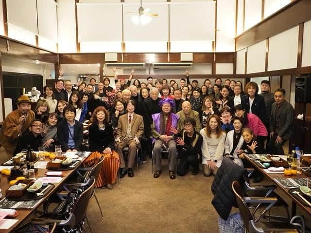 翠千賀のインスタグラム：「先日の馬飼野俊一先生のそばの会。お写真いただきました！ 翠を探せ！ 偉大な作詞家、作曲家、アーティストに囲まれてる翠がいます！ 馬飼野先生から、どんどんお友達できてきた？と優しいお言葉をかけていただき…幸せ❤️  #そばの会　#馬飼野俊一先生　#すごい人たちの集まり　#偉人」