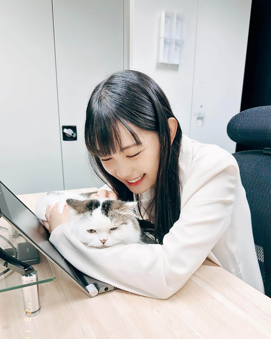 雪見みとさんのインスタグラム写真 - (雪見みとInstagram)「定期的にお仕事でご一緒してる猫ちゃんと🐈  3~6枚目の衣装はAlveriさんの木からできたお洋服です🌲  @sanki_alveri   地域の間伐材を原料としてできた「木糸」を使用しているサステナブルなブランドだから、きっと環境にも猫ちゃんにも優しいはず😌🤍  ただただ癒される撮影でした☺️   #猫  #ねこ  #SDGs  #サステナブル  #サステナブルファッション」12月1日 19時45分 - yukimi_mito