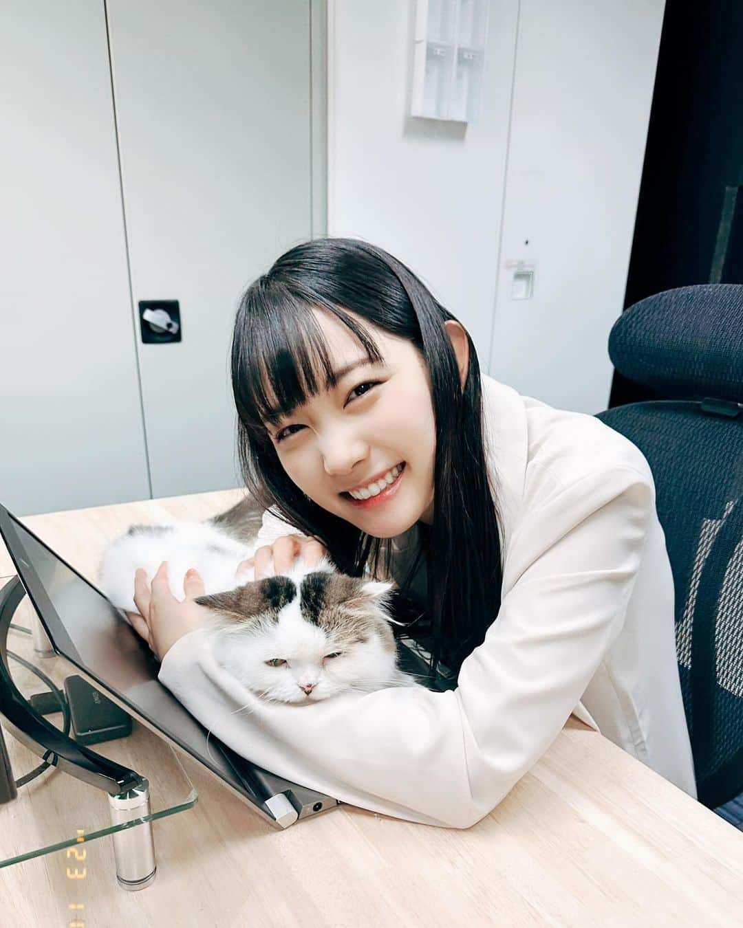 雪見みとのインスタグラム：「定期的にお仕事でご一緒してる猫ちゃんと🐈  3~6枚目の衣装はAlveriさんの木からできたお洋服です🌲  @sanki_alveri   地域の間伐材を原料としてできた「木糸」を使用しているサステナブルなブランドだから、きっと環境にも猫ちゃんにも優しいはず😌🤍  ただただ癒される撮影でした☺️   #猫  #ねこ  #SDGs  #サステナブル  #サステナブルファッション」