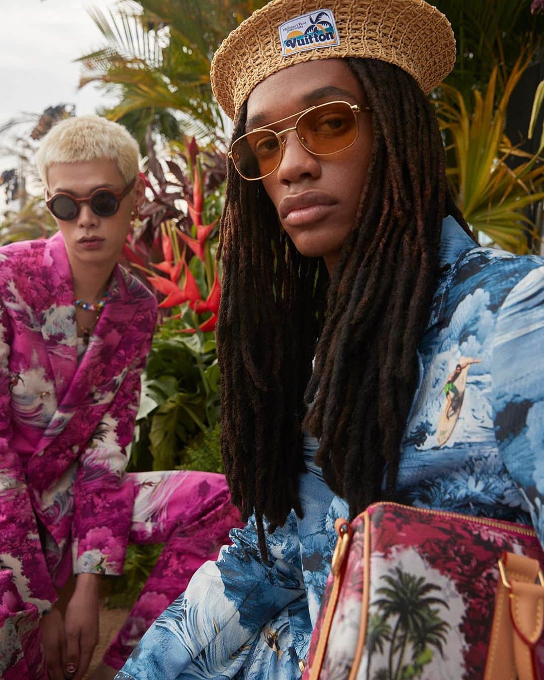 ルイ・ヴィトンさんのインスタグラム写真 - (ルイ・ヴィトンInstagram)「Men's Pre-Fall 2024 Show. As an homage to the floral Hawaiian shirt, a graphic motif flourishes across an array of surf-inspired silhouettes in a deeply saturated chromatic palette for @pharrell's new collection. Watch the full show via link in bio.   #LVMenPreFall24 #PharrellWilliams #LouisVuitton」12月1日 19時45分 - louisvuitton