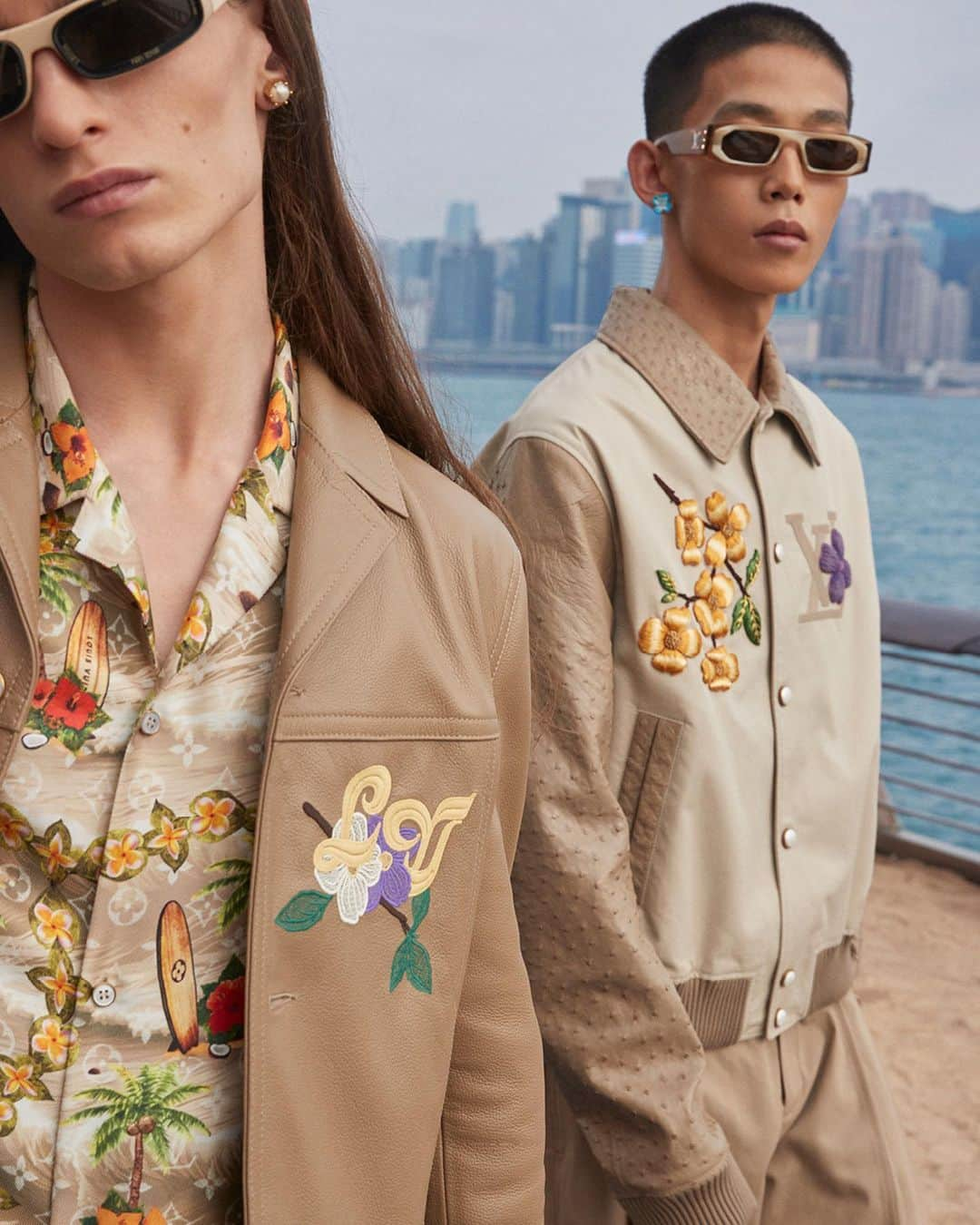 ルイ・ヴィトンさんのインスタグラム写真 - (ルイ・ヴィトンInstagram)「Men's Pre-Fall 2024 Show. As an homage to the floral Hawaiian shirt, a graphic motif flourishes across an array of surf-inspired silhouettes in a deeply saturated chromatic palette for @pharrell's new collection. Watch the full show via link in bio.   #LVMenPreFall24 #PharrellWilliams #LouisVuitton」12月1日 19時45分 - louisvuitton