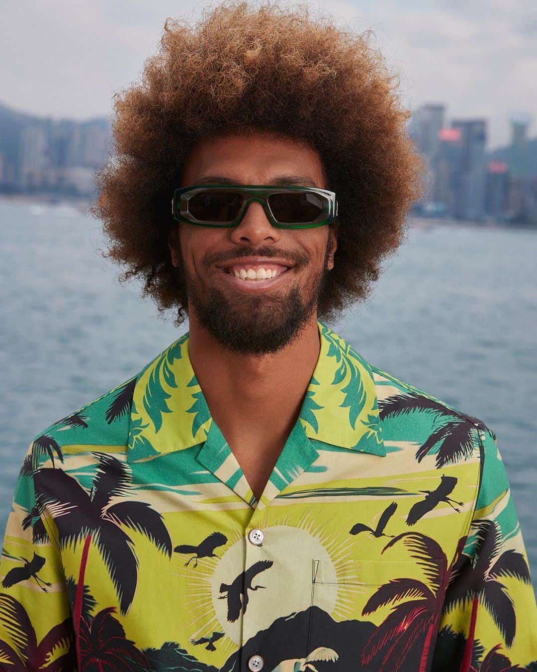 ルイ・ヴィトンのインスタグラム：「Men's Pre-Fall 2024 Show. As an homage to the floral Hawaiian shirt, a graphic motif flourishes across an array of surf-inspired silhouettes in a deeply saturated chromatic palette for @pharrell's new collection. Watch the full show via link in bio.   #LVMenPreFall24 #PharrellWilliams #LouisVuitton」