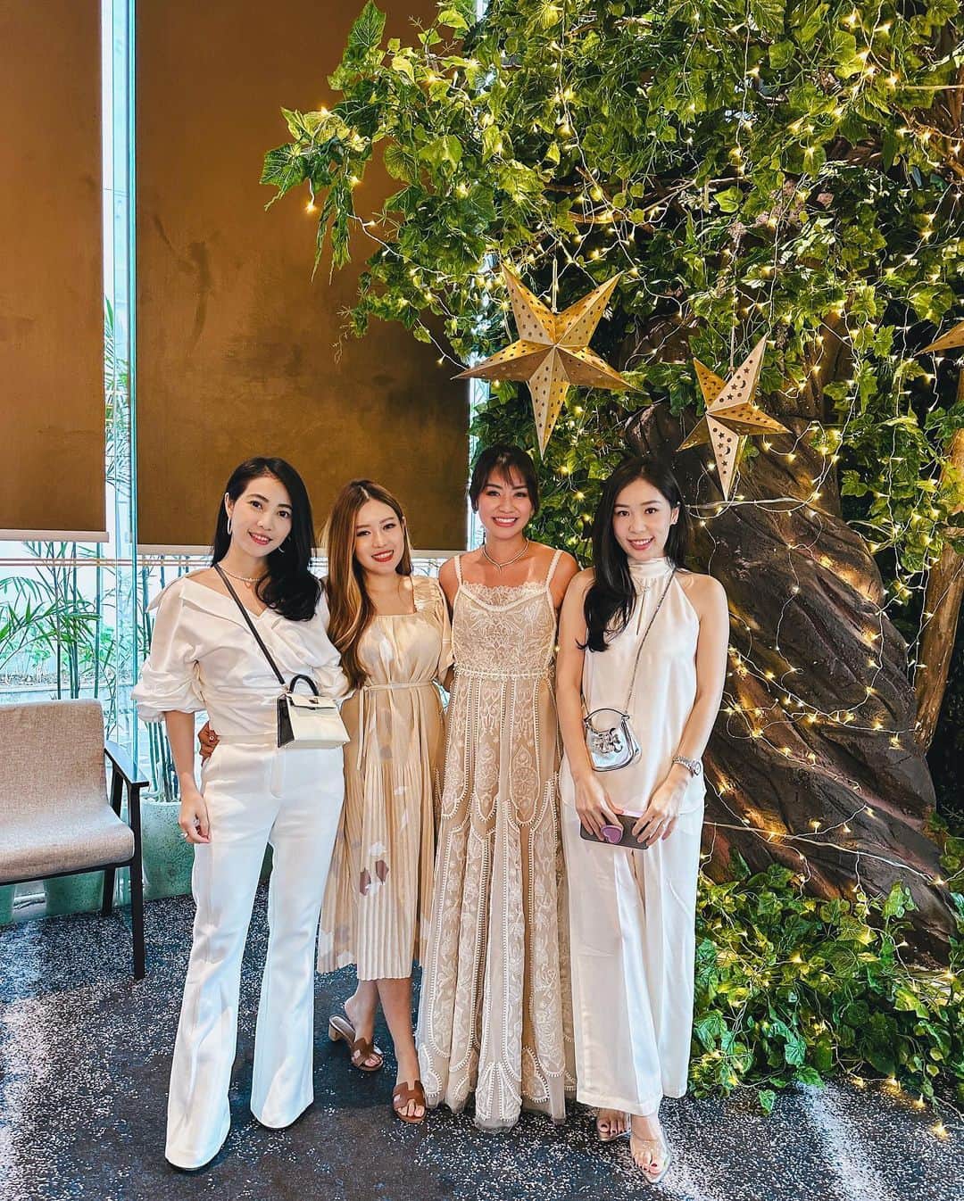 Stella Leeさんのインスタグラム写真 - (Stella LeeInstagram)「Flew all the way to Surabaya for @devinakonatra ‘s 35th Birthday Celebration ❤️ Happy Birthday one of the most beautiful and pure soul 🥺 Wishing you all the happiness in the world ✨✨✨✨」12月1日 19時55分 - stellalee92