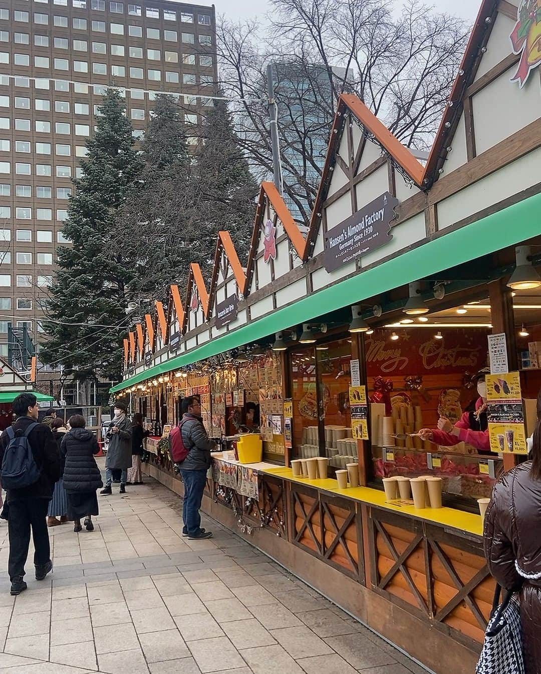 上田祥子さんのインスタグラム写真 - (上田祥子Instagram)「4年振りの札幌でした。 愉快な仲間と非日常すぎる素敵な旅。年の瀬に、そして様々なイベント(?)の前に、心身リセット出来て有り難かった！ 札幌クリスマスマーケット、ウタリ、ススキノの街、 バンビちゃんとの遭遇。食べて、呑んで、笑って、本当にいい旅でした。ありがとう✨感謝。 今回は大高酵素さんの見学ツアー。改めてまたアップします。 #ウタリの熊」12月1日 19時56分 - uedasachikoinsta