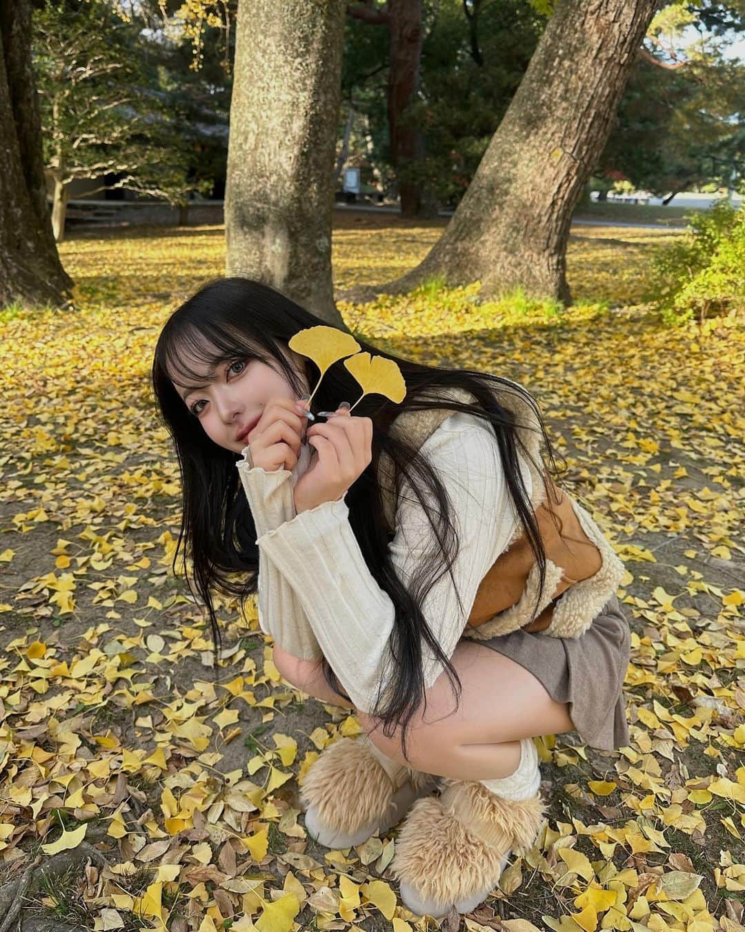 葉月ひまりのインスタグラム：「やっと見に行けたイチョウ🍁🍂 秋の京都はどこに行っても綺麗で心が癒された…💭  お洋服の質問も多かったのでタグ付けしたよ‪🏷︎⸝‍⋆ 秋服が1番可愛くて大好きᐢ ̥_ ̫ _ ̥ᐢ♡」