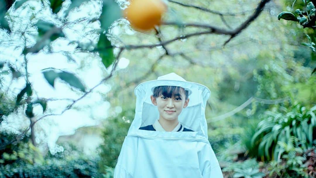 近藤華さんのインスタグラム写真 - (近藤華Instagram)「蜂蜜好きの近藤です。アダムスファミリーのウェンズデイの話に出てくるブンブンクラブに入りたくて、念願の養蜂の服着てみました。 蜂さんちょっと怖かったですけど近くで見ると可愛かったです。 #近藤華 #トップコート #topcoat」12月1日 19時48分 - hanakondo_official