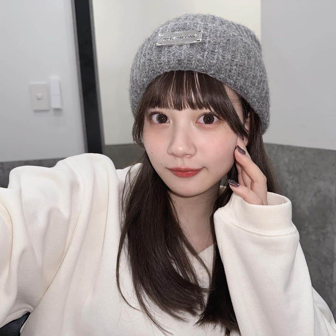NANOKAのインスタグラム：「私なりの画質良く盛れる撮り方紹介🤝🏻♡  まず使うアプリはbeauty cam 初期設定の加工が強いから調整必須👍🏻  そして外カメラでフラッシュ フィルターは水水しい  腕をめいいっばい伸ばして撮ります笑 画角は慣れです😼  室内の光でフラッシュ外カメ撮り 画質良く盛れるのでおすすめです😻」