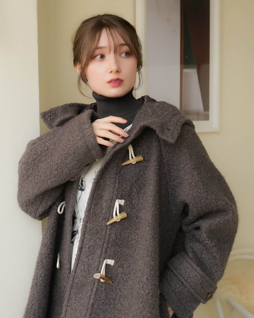 ASTORIA ODIERのインスタグラム：「◼︎フェイクリングウールミドルダッフルコート 　beige / brown 　￥7,590  ゆるっと守りたくなる愛らしさの詰まったミドルコート  旬見えするrループボア素材がポイントのミドルコート。 ふんわりとした優しげな風合いの温もりのある印象に仕上がります。  ヒップまで隠れるミドル丈は安心感もあり、スタイリングの幅広さがポイントです。 ミニ丈アイテムはもちろん、ワンピースやタイトスカート合わせも◎ パンツスタイルでスタイリッシュな印象に仕上げ、カジュアルにも着用可能です。  首周りはスタンド風にもでき、包み込まれる愛らしさをプラス。 流れるように落ちるフードは存在感を出しすぎず、エレガントな雰囲気に仕上げます。 ラグランスリーブで可動域も広く、着易さの高さも◎ ダッフルデザインは新鮮でコーデのアクセントにもなります。  保温性が高く、軽量素材なのでストレスフリーな一枚です。  今季はチャコールよりのクールできれいめなブラウンと柔らかく優し気な女性らしい印象のベージュの２色展開です。 ベーシックに着回ししやすく、コーディネートに困らないスタンダードカラーです。  #astoriaodier #アストリアオディール #ウールコート #ダッフルコート #ダッフルコートコーデ #フードコート #リングウールコート #ダッフルコートコーデ #キレイめコーデ #大人フェミニン #大人フェミニンコーデ #秋コーデ #通勤コーデ #デートコーデ #通学コーデ」