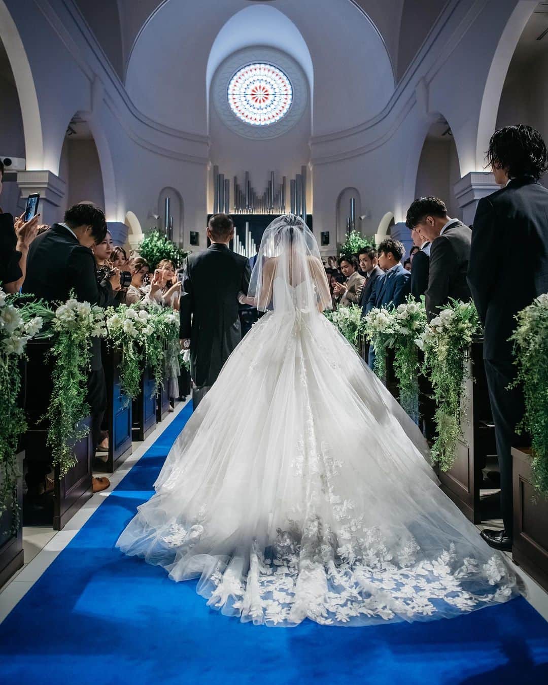 畔勝遥さんのインスタグラム写真 - (畔勝遥Instagram)「・  アニヴェルセル江坂を 結婚式場に選んだ一つの理由は ウェディングドレスが綺麗に映える ロイヤルブルーのバージンロード💎💍  このチャペルでロングトレーンのウェディングドレスを着て バージンロードを歩きたいって思いました🥰‎🤍  アニヴェルセルの一つ一つの演出が素敵で...🎞  改めてここで結婚式を挙げることが出来て 良かったなぁって思います♡♡  #結婚式 #結婚式場 #チャペル #バージンロード #アニヴェルセル #アニヴェルセル江坂 #ロングトレーン #ウェディングドレス  #スポサブランカ #ティアラ #卒花嫁 #花嫁ヘア  #シニヨン」12月1日 19時54分 - haruka_azekatsu