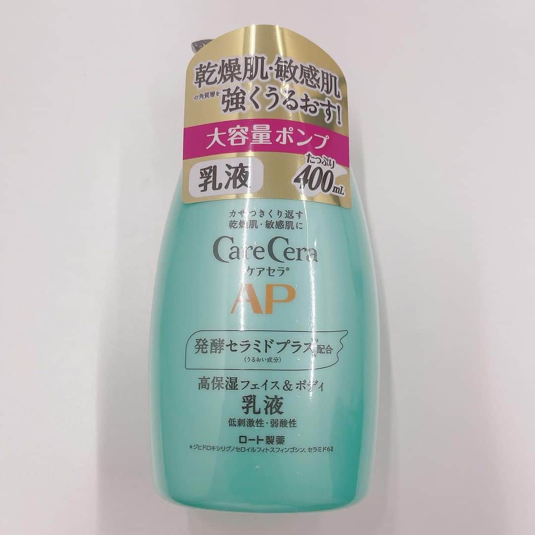 小西さやかさんのインスタグラム写真 - (小西さやかInstagram)「敏感肌＆タイパ重視の方におすすめ コスパ最強！８種類の 天然型セラミド（保湿）配合   プチプラなのに天然型セラミドを8種も配合されていて、コスパ最強！ セラミドは、乾燥肌、敏感肌の方には、肌のバリア機能を守るため になくてはならない存在ですよね。 さらに、うるおい密閉力にも着目したワセリンベース！ こってりしたクリームが、塗ったら溶けるように伸びてべたつかないのもお気に入り。 新発売のポンプタイプで、３歳の子供と一緒にポンプで手軽につけられて一度でしっとり。   #PR #ロート製薬 #ケアセラ #敏感肌 #セラミド #乾燥肌　#コスパ#コスパコスメ#タイパ#タイパコスメ#ワセリン#キッズコスメ#セラミドケア#保湿クリーム#保湿ケア」12月1日 19時54分 - cosmeconcierge