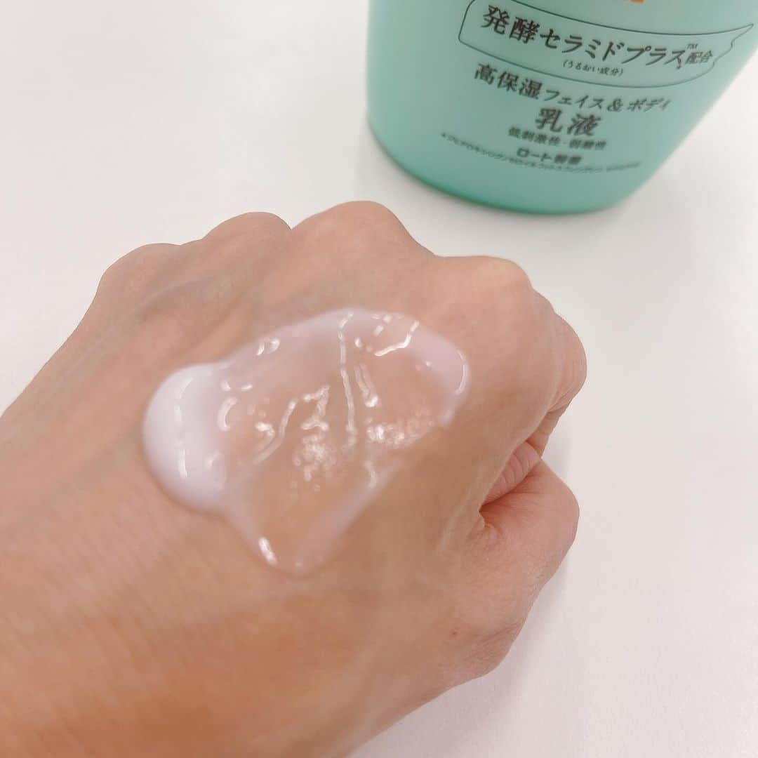 小西さやかさんのインスタグラム写真 - (小西さやかInstagram)「敏感肌＆タイパ重視の方におすすめ コスパ最強！８種類の 天然型セラミド（保湿）配合   プチプラなのに天然型セラミドを8種も配合されていて、コスパ最強！ セラミドは、乾燥肌、敏感肌の方には、肌のバリア機能を守るため になくてはならない存在ですよね。 さらに、うるおい密閉力にも着目したワセリンベース！ こってりしたクリームが、塗ったら溶けるように伸びてべたつかないのもお気に入り。 新発売のポンプタイプで、３歳の子供と一緒にポンプで手軽につけられて一度でしっとり。   #PR #ロート製薬 #ケアセラ #敏感肌 #セラミド #乾燥肌　#コスパ#コスパコスメ#タイパ#タイパコスメ#ワセリン#キッズコスメ#セラミドケア#保湿クリーム#保湿ケア」12月1日 19時54分 - cosmeconcierge