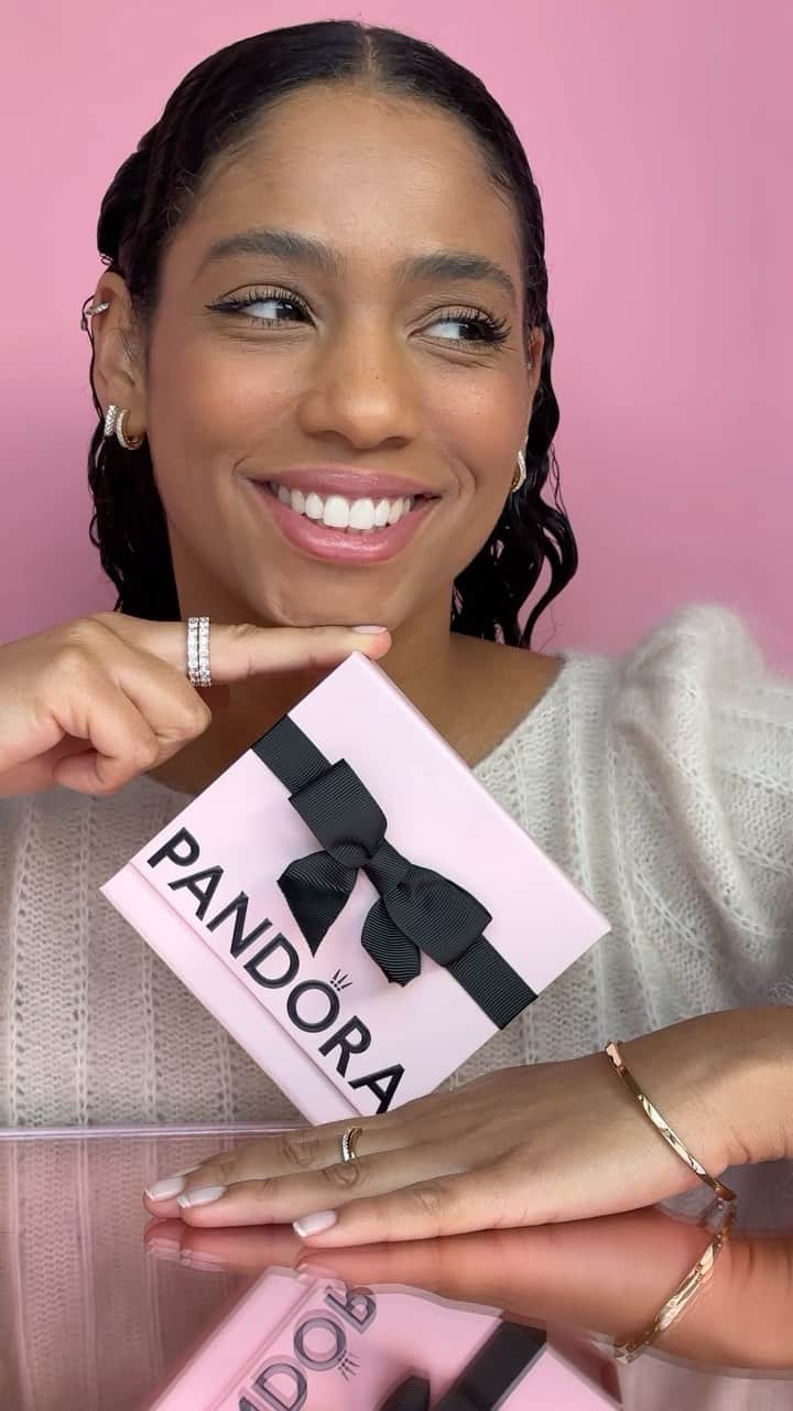 PANDORAのインスタグラム：「When you just can’t wait to open that gift... 💝 @cherifaakili #Pandora #LovesUnboxed #PandoraJewellery」