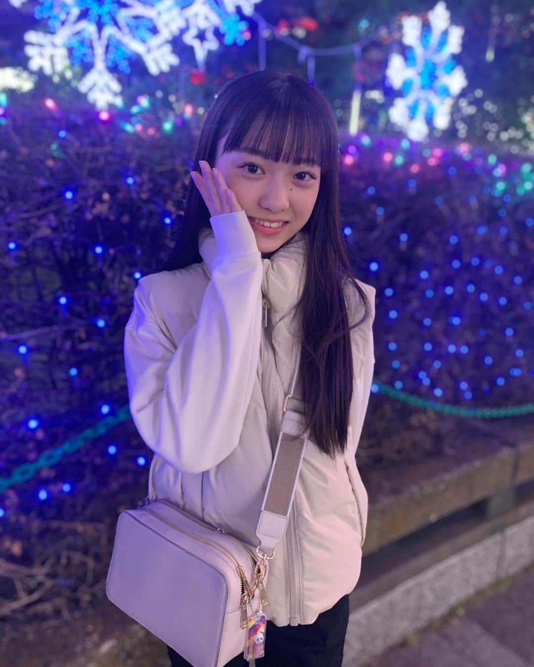 鎌田英怜奈さんのインスタグラム写真 - (鎌田英怜奈Instagram)「❄️ 今日から１２月です🫶🏻 いろんな所にイルミネーションの飾り付けがされていて 暗くなった時間に歩くのが 最近はちょっとワクワクします💫  #イルミネーション #鎌田英怜奈」12月1日 20時04分 - k_erena_ta