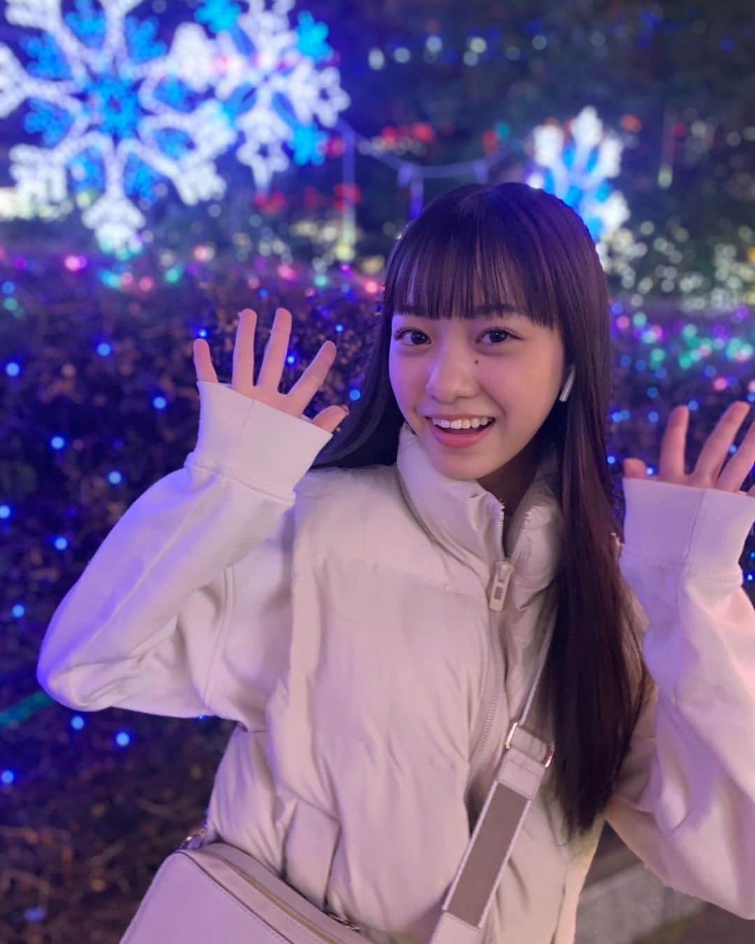 鎌田英怜奈のインスタグラム：「❄️ 今日から１２月です🫶🏻 いろんな所にイルミネーションの飾り付けがされていて 暗くなった時間に歩くのが 最近はちょっとワクワクします💫  #イルミネーション #鎌田英怜奈」