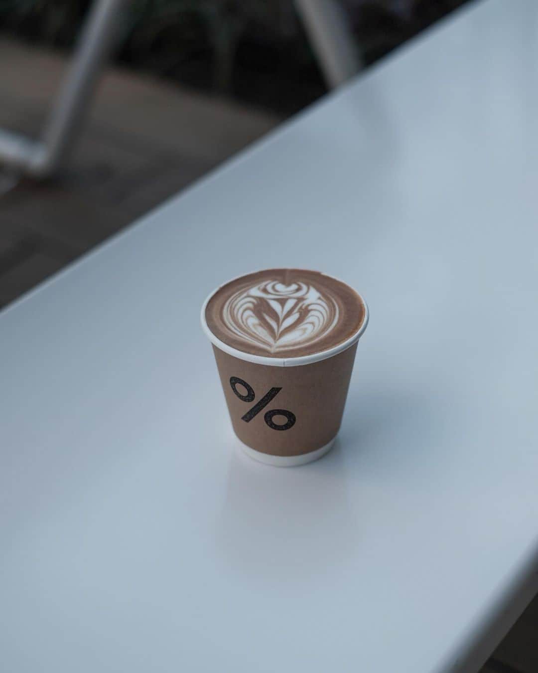 matsukenのインスタグラム：「_✔︎     先日オープンした @arabica.tokyo へ     京都大丸の店舗に行ったのを 振り返ったら2017年の5月、 6年半の月日が流れてた。 時の流れが早すぎる。     話は戻り東京のこちらの店舗 麻布台ヒルズの4Fの方へ     昼すぎだったのでフードもあるかと 思いきやほぼ完売。すごい人気。     久しぶりに会えた @rkt_cafe くんに 淹れてもらったらラテ 相変わらずの美しさ&美味しさでした。     次回はB1Fの方にも伺ってみたい☕️      #arabica  #arabicacoffee  #arabicatokyo  #matsukencafe」