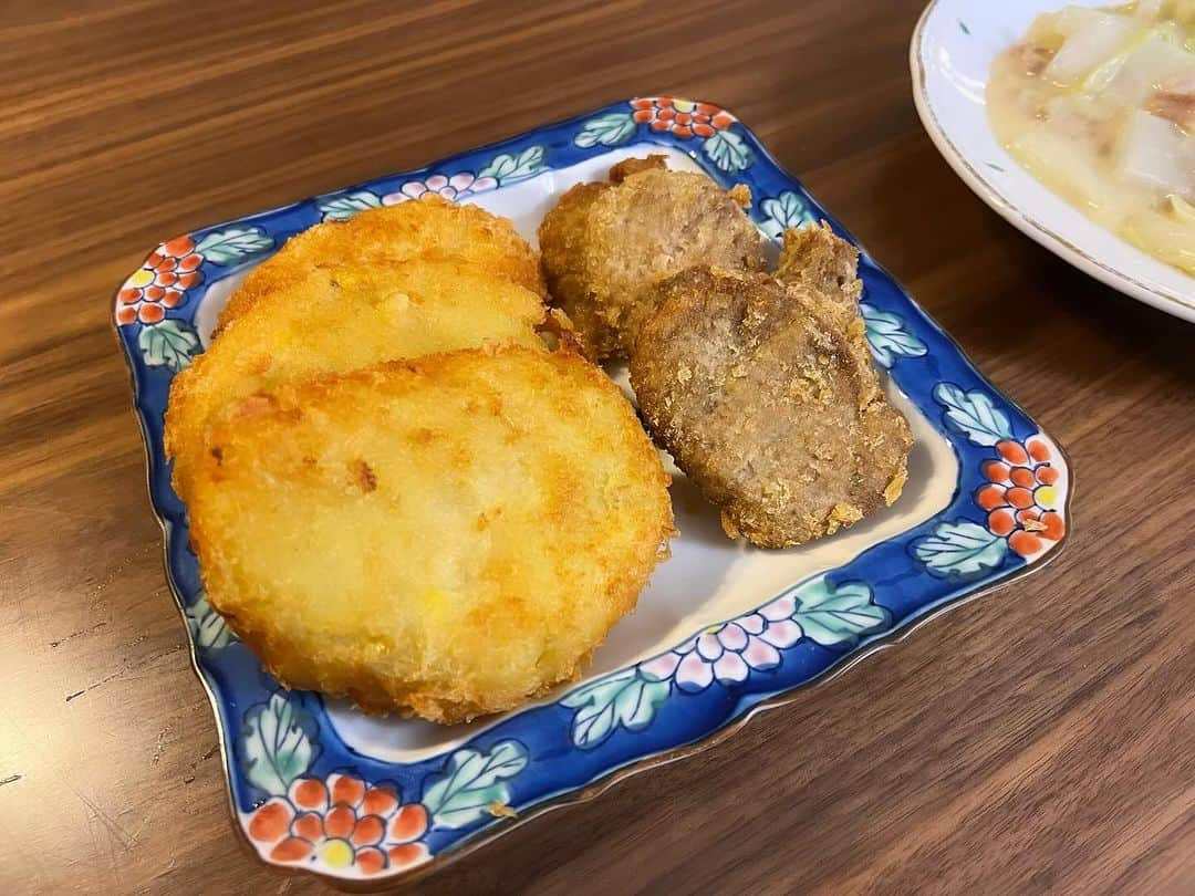 原田喧太さんのインスタグラム写真 - (原田喧太Instagram)「本日の喧太飯 #白菜と帆立の豆乳煮  #コロッケ  #とんかつ  #定食　で召し上がれ〜 コロッケとトンカツは作り置きして貰ってたのを揚げただけ😁 #豆腐の味噌汁  #ご飯」12月1日 19時59分 - kenta.harada