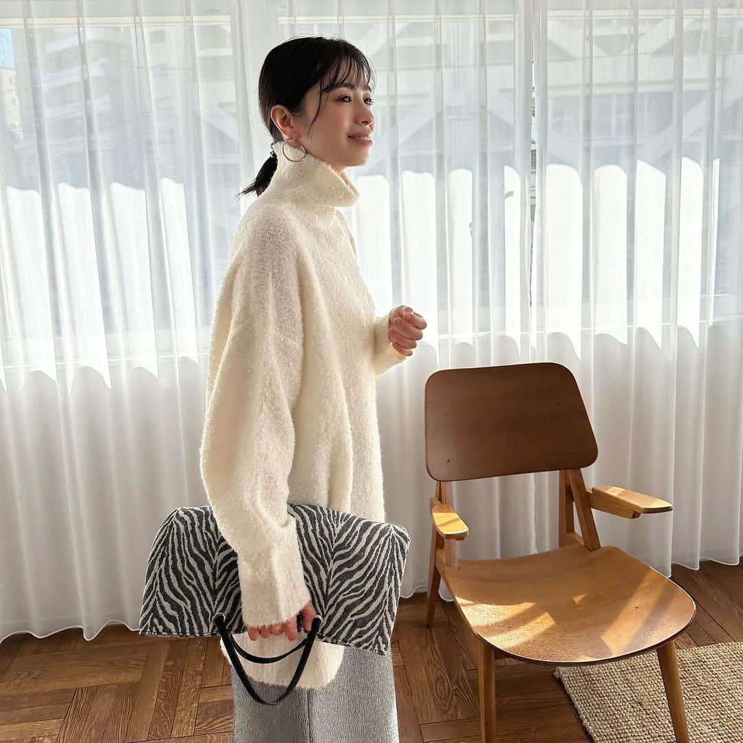 douxarchivesさんのインスタグラム写真 - (douxarchivesInstagram)「@douxarchives.official 『New arrival』  フワフワな柔らかな風合いで冬のシーズンムード高まる1枚  【point】 ヒップが隠れるチュニック丈で冬も暖か ネック部分はゆとりがあるタートルデザインなので首元もすっきり 柔らかなカラーリングがオトナの冬らしいクリーンな印象を与えます  ︎︎︎︎︎︎☑︎item ブークレチュニックニット ￥7,700 color:オフホワイト/グレー/パープル   #douxarchives  #ドゥアルシーヴ  #大人カジュアル  #きれいめカジュアル  #ニット  #ニットコーデ  #冬服  #冬服コーデ」12月1日 19時59分 - douxarchives.official