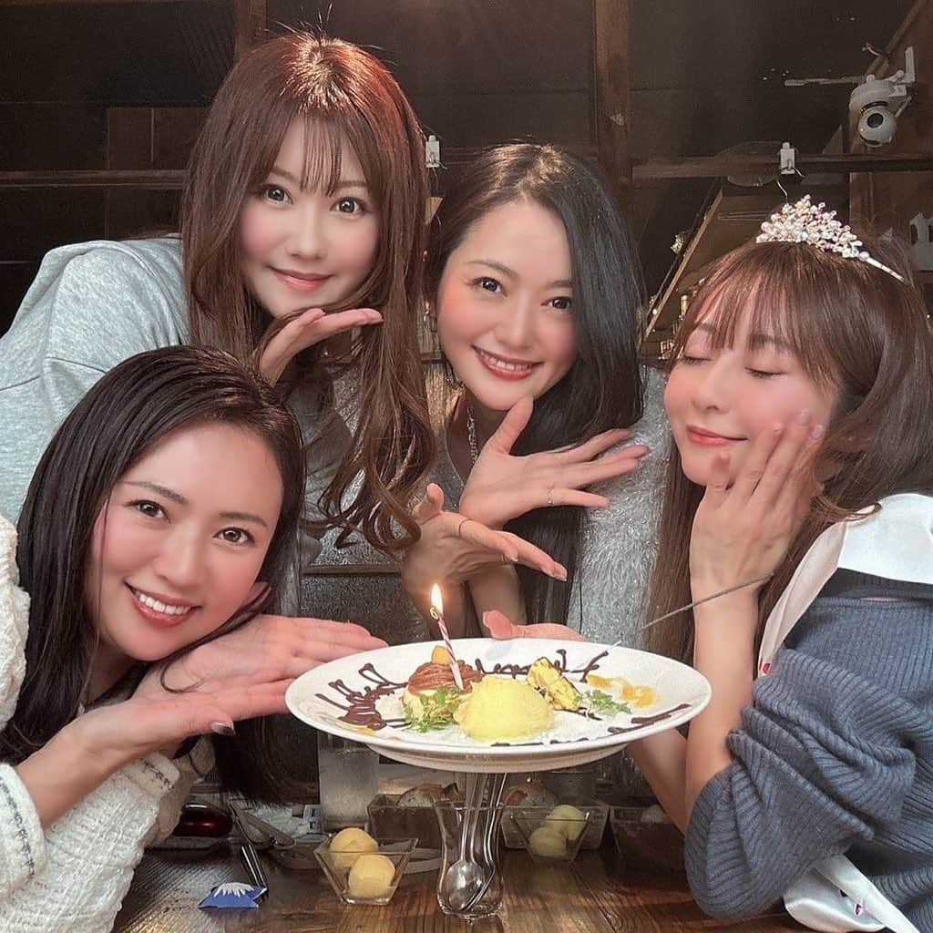 折原みかのインスタグラム：「2023.11.28.🎂  当日、 心友たちがお祝いしてくれました💕  忙しい中時間作ってくれてしあわせです🎂🎉  実はダブルブッキングしちゃってて、急遽リスケしてもらってバタバタと予約し直してもらったりと、余計な手間をかけてしまったの😭😭😭 ポンコツで申し訳ございません😭😭  みんな大人の対応してくれました🫠  お店も私が好きな牡蠣のコースを選んでくれて、プレゼント🎁までくれて🥺みんなのプレゼントセンスが良すぎて 箱ひとつ開けるたび叫んでました🥳 にゃはは🫶  まなちゃんの🎁 CHANELは香水？と思いきや『ヘアオイル』でした😳めちゃんこいい香り🎵🤤モテちゃうかも🫶てへへ みんなで試しに使ってみたら最高の使い心地でした🎵CHANEL大好き🎵ありがとう☺️  さおりんの🎁 イヴ・サンローランのファンデ？と思いきや、『クッションハイライト』今こんなのあるのね？！ 私、ハイライトは欠かせないのっ 使ってみたらお肌ツヤツヤになってめちゃんこキレイ✨😍若くみられちゃうなぁ💕てへへ ケースもオシャレでテンションあがりますなぁ🫶サンローラン大好き💕ありがとう☺️  ゆりなちゃんの🎁 ルブタンのアイパレット👀 開けてびっくり‼️ ケース可愛すぎてやばぁぁぁ😍😍😍 ルブタンにコスメがあったこと自体知らなかったので、袋とロゴに馴染みがなくて、パレット見た瞬間！？ルブタンのデザインのパクリ？と思ったら正真正銘のルブタンでした😂だはは💧 オシャレですー✨最高 ゆりなさんさすがセレブなYouTuber🫶💖ありがとう☺️  どれも可愛すぎて気に入りすぎて ずっと眺めているおりりんなのでした🎵  #どうもありがとう #大好きなお友達 #いつも支えてくれる #美人で優しくておもしろいとかみんなずるい #類友 #アバンギャルド仲間 #元グラドル #これからもよろしくお願いします #コスメ大好き #大切にします🎁」