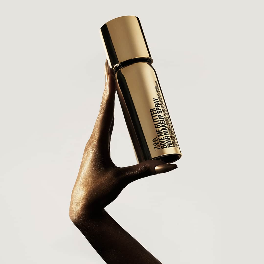 ZARAのインスタグラム：「“GLITTER IN GOLD, MAKE-UP FOR YOUR HAIR”. This new line has been formulated, curated and designed with renowned hair stylist @guidopalau. This four-piece amuse-bouche is a bold introduction to what lies ahead for Zara Hair in 2024⁣ The gold gel and the gold glitter spray #zarahair #zara⁣ ⁣ Creative agency: @baronandbaron⁣ Photographs: @nedrogers⁣ Hair Creative Director: @guidopalau⁣ Make up: @iamjamalscott⁣ Casting Director: @ashleybrokaw⁣ Stylist: @aleksandrakoj⁣ Manicurist: @nailsby_elizabethc⁣ Production:@prodn_artandcommerce」