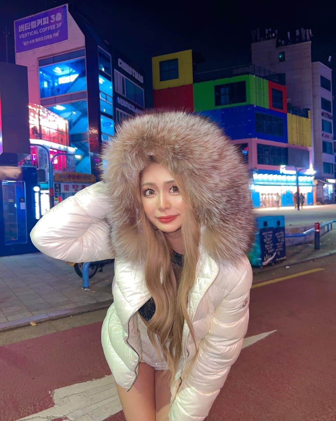 KAHOさんのインスタグラム写真 - (KAHOInstagram)「ライオンさん️🦁🤍  ・  ・   #korea  #gal  #moncler  #white  #koreastyle  #🇰🇷 #ギャル  #ギャルメイク  #ギャルカラコン  #弘大  #ソウル  #韓国コーデ  #モンクレール  #モンクレールダウン  #ハイトーン  #韓国旅行  #韓国旅行  #か」12月1日 20時00分 - kaho____0902