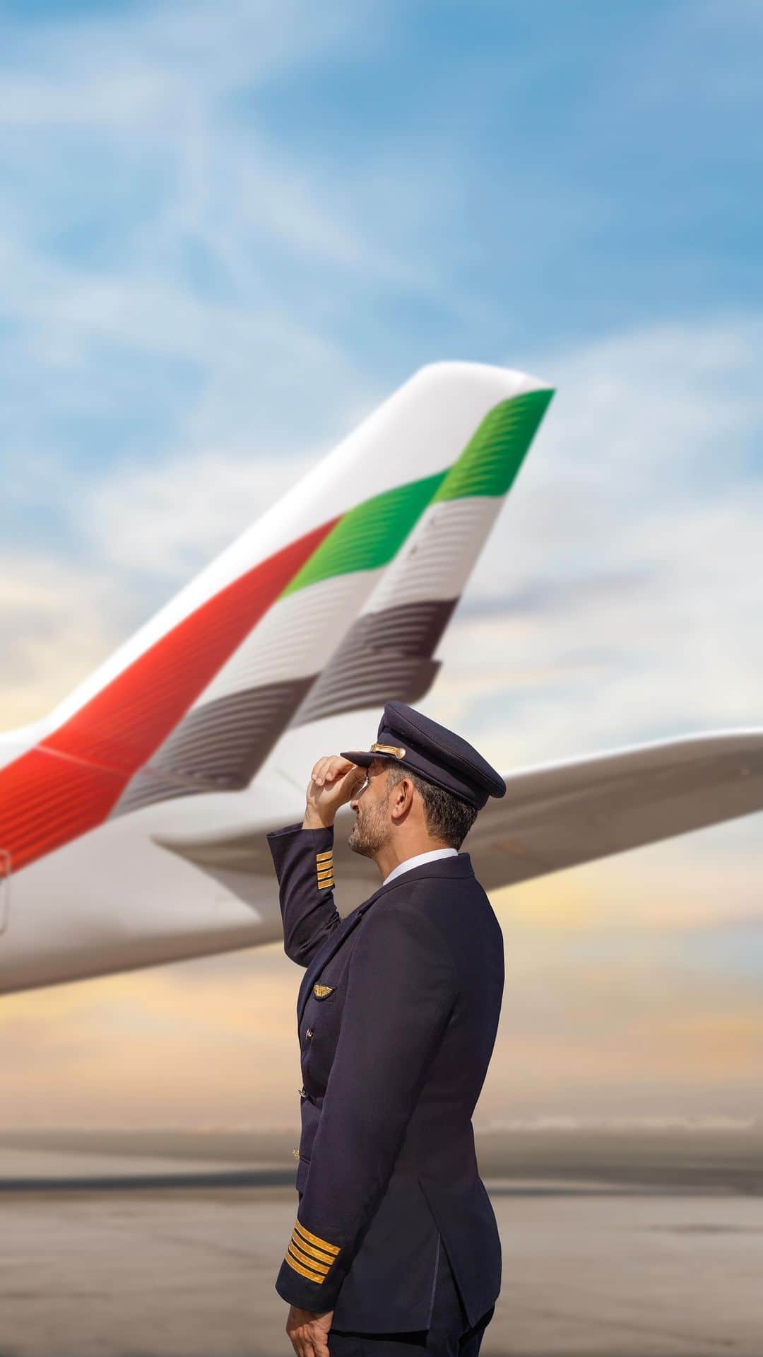 エミレーツ航空のインスタグラム：「Proudly flying our nation’s flag high every day, in skies all around the world.  Happy UAE National Day! 🇦🇪  #UAENationalDay #Emirates #FlyBetter」