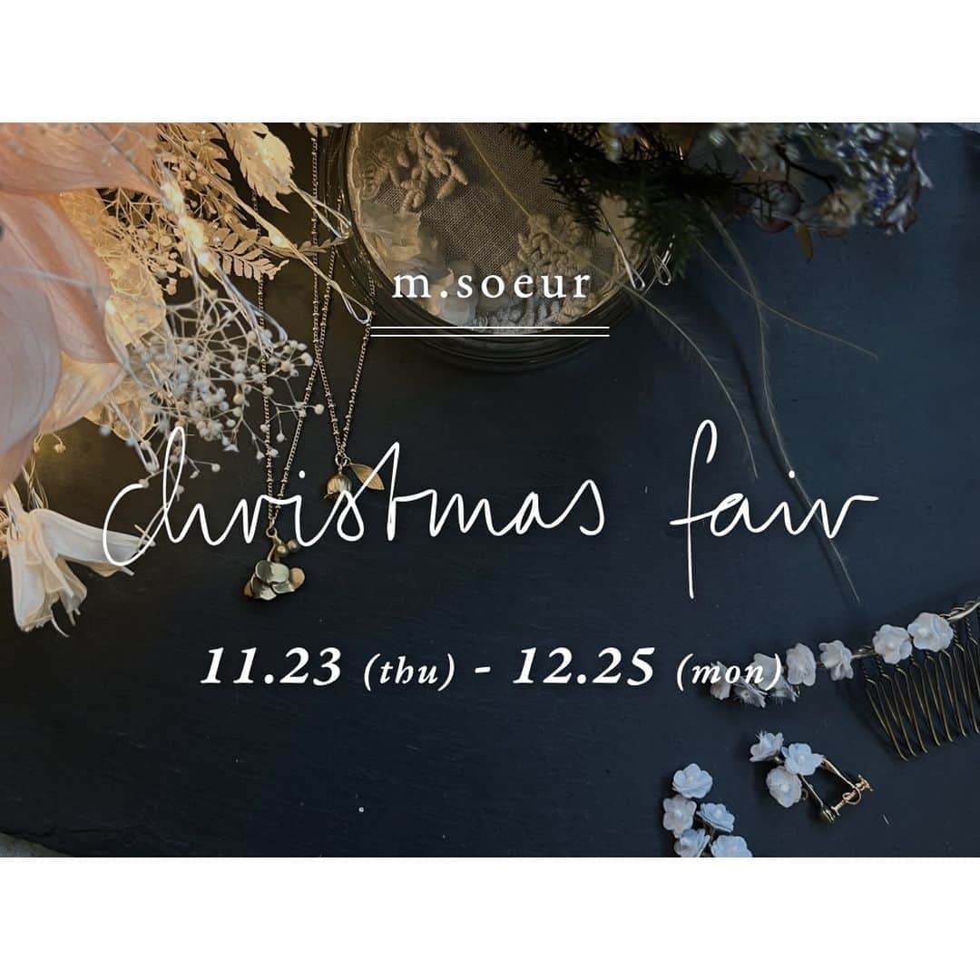 エムスールのインスタグラム：「\ event / Christmas Fair ⁡ ⁡ 12月になりました〜＊ ⁡ 本日よりクリスマスフェア第二弾アイテムの 販売がはじまりました。 ⁡ ⁡ 街はイルミネーショでがきらきらと光を灯して とっても幻想的な雰囲気。 ⁡ 少し歩くだけで、 なんだかほっこりとした気持ちに。 ⁡ ⁡ そんなクリスマスにぴったりなアイテムを お届けいたします◎ ⁡ ⁡ ノベルティプレゼントも 引き続きご用意しておりますので ⁡ この機会にぜひご来店くださいね＊ ⁡ ⁡ ＊•• - - - • - - - • - - - • - - - • - - - ••＊ ⁡ ⁡ ［　m.soeur 2023 Christmas Fair ］ ⁡ 日程：11/23（thu）〜12/25（mon） ⁡ ⁡ ▽  ノベルティ プレゼント ⁡ 店舗/公式ONLINE STOREにて ⁡ ¥10,000（税込）以上お買い上げの方に 選べるノベルティのプレゼント！ （ミニ花キャリー/シンプルエコバッグ） ⁡ ¥15,000（税込）以上お買い上げの方には シークレットギフトもご用意いたしました＊ ※京都アトリエは終了いたしました。 ⁡ ⁡ ※なくなり次第終了となります。 ※セール品、HAPPY BOXは対象外です。 ⁡ ⁡ ▽ new item ⁡ ○ 真鍮×布花アクセサリー ○ インテリア照明 ○ ニットアイテム（完売！） ○ 布花のボトルライト＊ZOZO限定 ⁡ ▽ Christmas item ⁡ ○ ネックレス＊ガラスギフトセット ○ フラワーライトブーケ ○ ドームのアレンジメント ○ ギフトボックス ⁡ ⁡ ＊•• - - - • - - - • - - - • - - - • - - - ••＊ ⁡ ⁡ ⁡ 大切な方へのギフトにはもちろん 自分へのご褒美に。 ⁡ ラッピングもたくさんご用意して お待ちしております＊ ⁡ ⁡ 販売店 - - - - - - - - 店舗 ・京都アトリエ（最寄駅：市営地下鉄 丸太町駅） ・青山店（最寄駅：東京メトロ 表参道駅/明治神宮前駅） ⁡ 公式ONLINE STORE ZOZOTOWN ⁡ ⁡ #m_soeur #msoeur #エムスール ⁡ ⁡ #クリスマス #クリスマスフェア #クリスマスギフト #クリスマスプレゼント #贈り物 #ギフト #ラッピング #クリスマス雑貨 #インテリア #ハンドメイドアクセサリー #インテリア照明 #ドライフラワー照明 ⁡」