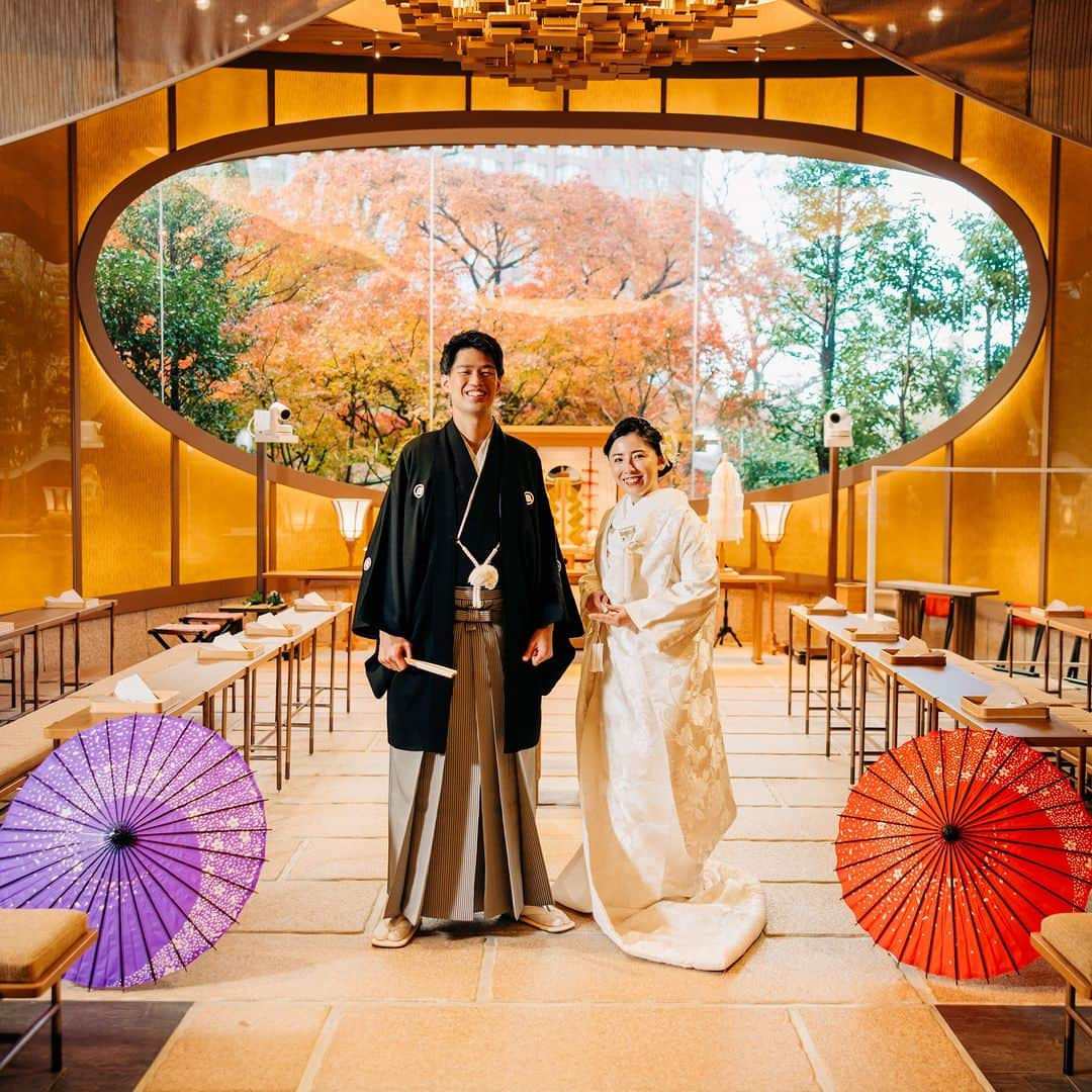 ホテル椿山荘東京ウエディングのインスタグラム：「❤  紅葉🍁もおふたりを祝福💍✨ 庭園内神殿「杜乃宮」での挙式風景♪ …………………………………… ホテル椿山荘東京の魅力のひとつは、 季節を感じるウエディングが叶うこと✨  庭園内神殿「杜乃宮」の大きな窓からは 庭園の木々がおふたりを見守り、 この時期は紅葉の輝きが式を彩ります🍁🍁  紅葉がおふたりの和装姿を より美しく引き立たせ、ゲストの印象にも残る すてきな挙式となりました💍✨  Kimono @takamibridal_costume Photo @visualife_snap.movie   TOKYO RESORT WEDDING 東京には、ひとを祝福する森がある。  ----------------------------------------------- @hotelchinzansotokyo_wedding のアカウントを タグづけ＆ #椿山荘花嫁 にてご投稿いただいた方より ステキなお写真✨をご紹介させていただきます。 皆さまのご投稿をお待ちしております ------------------------------------------------  #ホテル椿山荘東京ウエディング #ホテル椿山荘東京 #椿山荘結婚式 #椿山荘 #東京リゾート #東京リゾートウエディング #tokyoresortwedding #東京花嫁 #関東花嫁 #花嫁ショット  #ウェディングレポ  #ホテルウエディング #結婚式準備  #結婚式場探し #式場見学  #卒花嫁 #2023花嫁 #大人花嫁  #和装花嫁 #和装 #和装前撮り #和装結婚式 #和装婚 #白無垢 #和装ウェディング #和装ヘアスタイル #和装小物  #神前式 #神前結婚式」