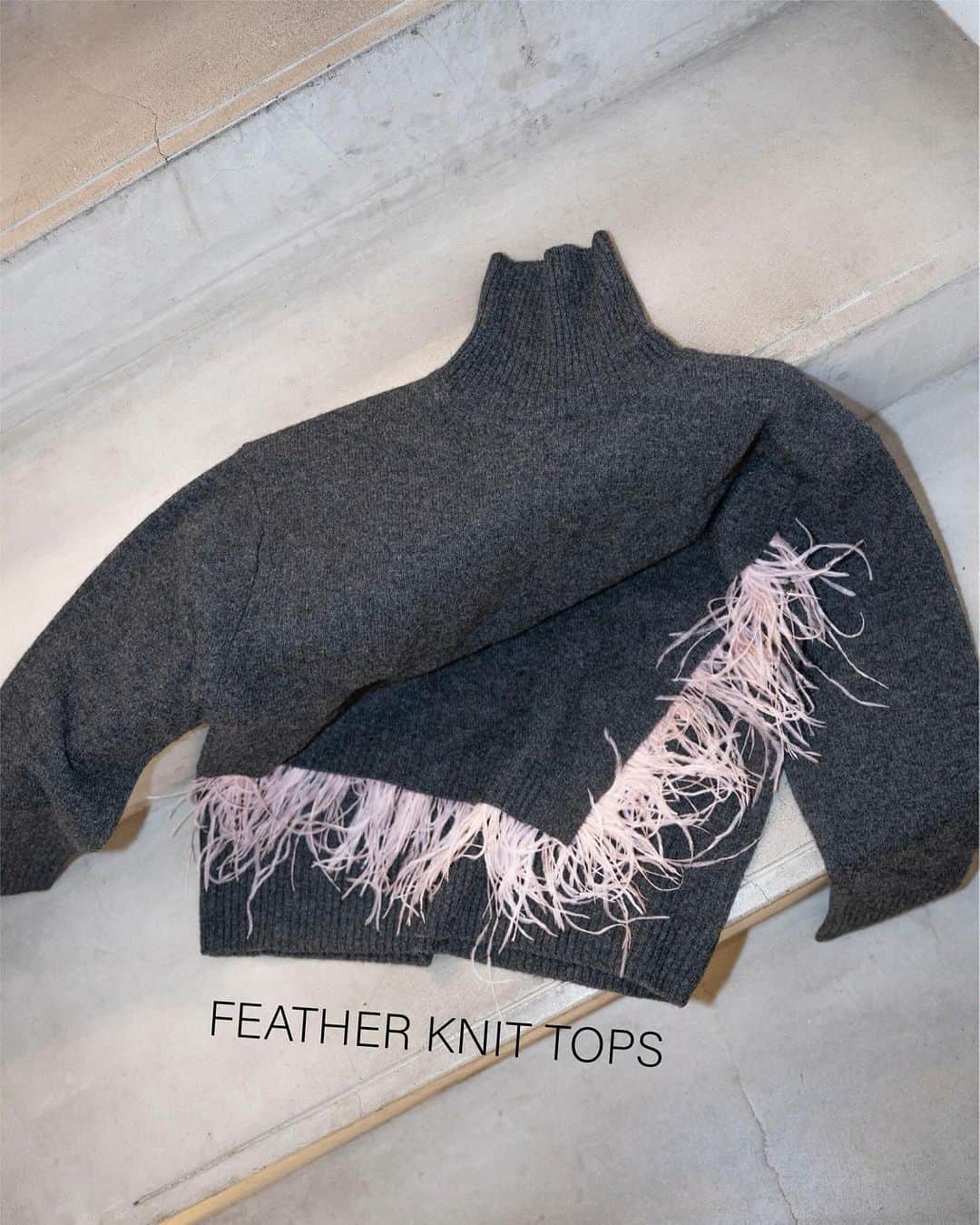 ルシェルブルーのインスタグラム：「【ONLINE PRE ORDER】>>> 12月1日19:00〜12月7日23:59まで!! 12月8日頃順次発送予定 . . ☑︎ Feather Knit TOPS ¥25,000+tax (Color: Charchol Gray, Black, Ivory)   クーポンコード：PRE2024SS  #lecielbleu #ルシェルブルー　#aw23 #fashion #styling #preorder #feather #knit」