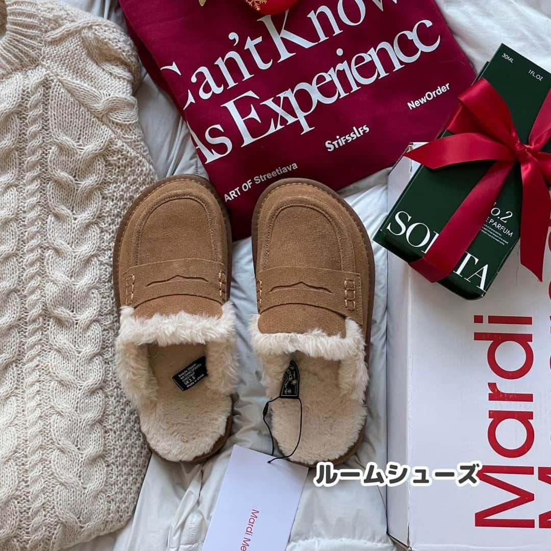 RiLiさんのインスタグラム写真 - (RiLiInstagram)「サンタさんにおねだりしたい🎅♡【クリスマスギフト】🛍️🪄  今年も1年頑張った自分へのご褒美にもとってもオススメな もらってうれしいクリスマスプレゼントを集めてみたよ🎀  冬といえばの定番マフラーや 美意識高めさんのスキンケアorボディケアグッズ 大切な恋人には特別感溢れるアクセサリー💍など...  どれも素敵なアイテムばかりだから ぜひ参考にしてみてね🎄🎁✨  R i L i 編 集 部 🫧 Editor-chief @aosimmdr Editor @micomy_02 Writer @pink_breathing   🤍🤍🤍  Special thanks💐 Photo by⁣⁣ p.1 @rinya5588  p.2 @megu.03_03  p.3 @moe___u  p.4 @yukachan_14  p.5 @dish_0605  p.6 @akeeey95  p.7 @matuko5342  p.8 @______babydoll  p.9 @nno_gram   RiLiで紹介してもらいたい子は #rili_tokyo を付けてね❕  ⁣  #クリスマスプレゼント #クリスマスギフト #誕生日プレゼント #褒められギフト #プレゼントアイデア #シャネルコスメ #シャネルハンドクリーム #diptyque #ディプティック #buly #ビュリー #ディオールブレスレット #ハートブラシ #リファハートブラシ #アクネストゥディオズ #アクネストール #アクネマフラー #ジェラピケパジャマ #お洒落さんと繋がりたい」12月1日 20時01分 - rili.tokyo