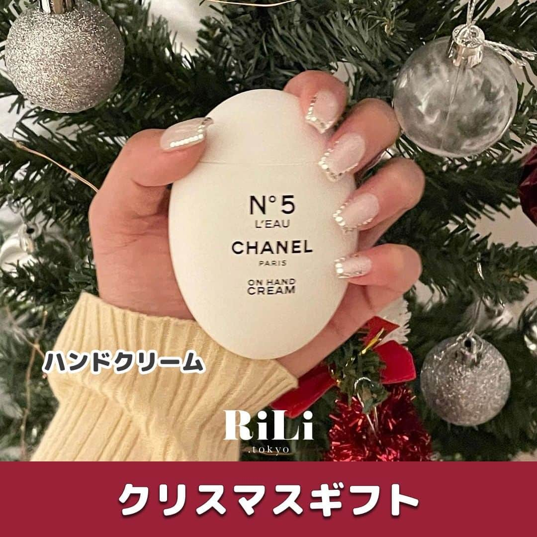 RiLiさんのインスタグラム写真 - (RiLiInstagram)「サンタさんにおねだりしたい🎅♡【クリスマスギフト】🛍️🪄  今年も1年頑張った自分へのご褒美にもとってもオススメな もらってうれしいクリスマスプレゼントを集めてみたよ🎀  冬といえばの定番マフラーや 美意識高めさんのスキンケアorボディケアグッズ 大切な恋人には特別感溢れるアクセサリー💍など...  どれも素敵なアイテムばかりだから ぜひ参考にしてみてね🎄🎁✨  R i L i 編 集 部 🫧 Editor-chief @aosimmdr Editor @micomy_02 Writer @pink_breathing   🤍🤍🤍  Special thanks💐 Photo by⁣⁣ p.1 @rinya5588  p.2 @megu.03_03  p.3 @moe___u  p.4 @yukachan_14  p.5 @dish_0605  p.6 @akeeey95  p.7 @matuko5342  p.8 @______babydoll  p.9 @nno_gram   RiLiで紹介してもらいたい子は #rili_tokyo を付けてね❕  ⁣  #クリスマスプレゼント #クリスマスギフト #誕生日プレゼント #褒められギフト #プレゼントアイデア #シャネルコスメ #シャネルハンドクリーム #diptyque #ディプティック #buly #ビュリー #ディオールブレスレット #ハートブラシ #リファハートブラシ #アクネストゥディオズ #アクネストール #アクネマフラー #ジェラピケパジャマ #お洒落さんと繋がりたい」12月1日 20時01分 - rili.tokyo