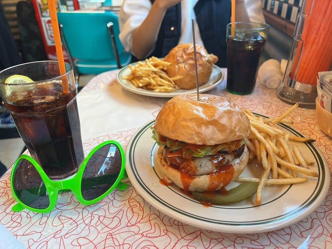 鈴木真梨耶さんのインスタグラム写真 - (鈴木真梨耶Instagram)「👽💚👽 with @mio006 ♡ . . . .  #bashibugerchance #hamburger #tokyo #japan . . #bestie #bestfriend #friendphoto」12月1日 21時40分 - mariya_suzuki