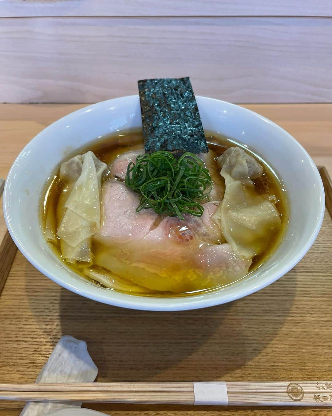 宮上元克のインスタグラム：「ずっと行きたかった湯河原の飯田商店に参上。 ・わんたん入りしょうゆチャーシュー麺 ・つけ麺（しお味）写真忘れた ・おにくごはん 溶けるチャーシューが美味すぎた🐷 #らぁ麺飯田商店」