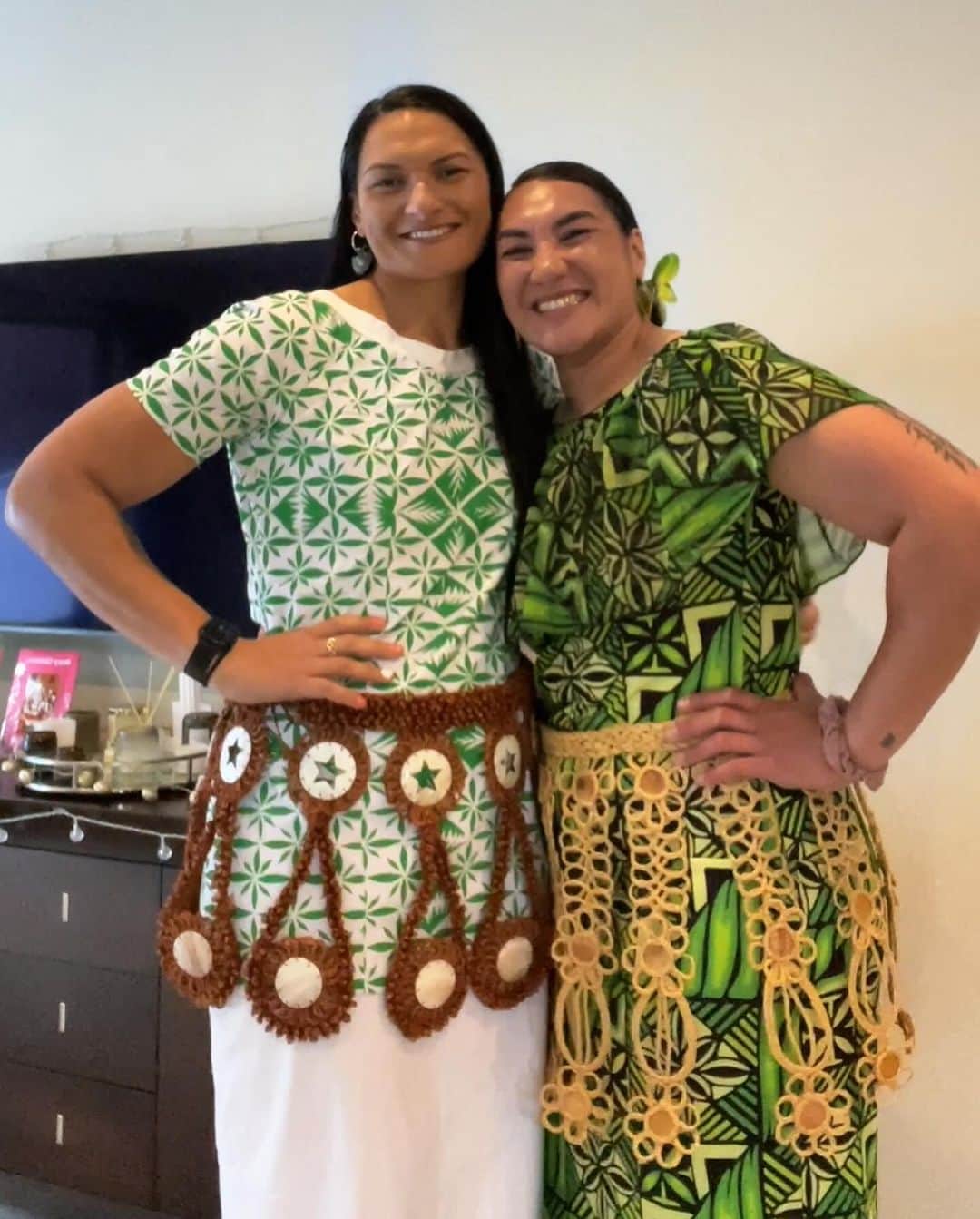 バレリー・アダムスのインスタグラム：「Sisters rocking that green number at the @tonganyouthtrustnz awards tonight💚 Congratulations to all especially @lisaadamsx 😊🇹🇴🌺.  Proud of you sissy and sorry about Houma claiming you 👀🤣.」