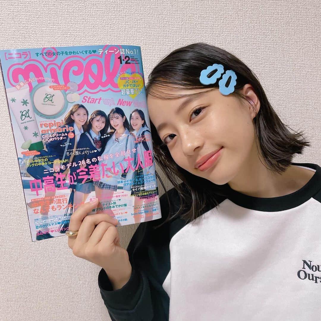 池端杏慈さんのインスタグラム写真 - (池端杏慈Instagram)「︎︎  ニコラ1.2月合併号発売！ 今月は高1モデル4人で表紙を飾らさせていただきました！！ 天気も良くて爽やかな表紙に☀️♡  合併号なのでよりスペシャルな内容になってます🫶🏻  イケメン女子企画やピンクラテページなど 見てほしい企画がたくさんです！  ふろくはrepipi armario CICAクリーム＆CICAパウダー⍤⃝ ぜひチェックしてください🍬  #ニコラ#nicola#ニコモ#ニコラ1_2月合併号 #池端杏慈」12月1日 20時12分 - lespros_anji