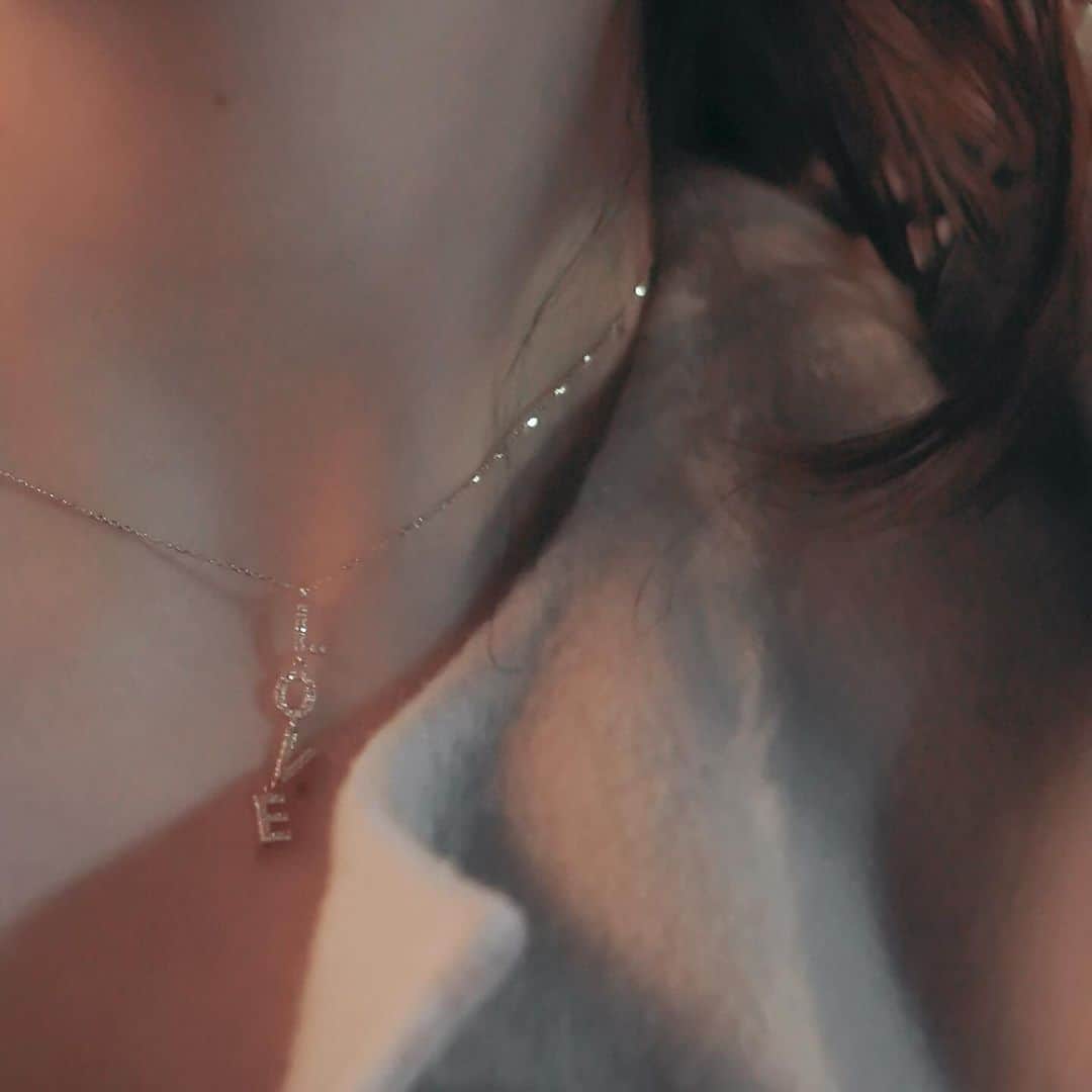 Enasolunaさんのインスタグラム写真 - (EnasolunaInstagram)「New Arrivals “First love necklace” 2023.12.2 sat 8pm  LOVEの文字が縦に並んだネックレスは、身につけるとY字ネックレスのようになり、デコルテを美しく魅せてくれるデザイン。  文字の上にホワイトトパーズを贅沢にあしらい、エンドパーツにはハートモチーフをセット🤍 華奢なチェーンながらも煌めきを放ち、一つで存在感溢れる主役アイテムです！  一年頑張った自分自信へのご褒美ジュエリーにいかがでしょうか。  ”First love”シリーズはネックレス・ブレスレット・ピアスにて展開いたします。 街が煌めき心踊るシーズンにぴったりアイテムです！  2023.12.2 sat 20:00よりオンラインストアにて発売。 そして、福岡の岩田屋で開催中のPOP UPでは先行発売中です。  ■POP  UP STORE at 岩田屋 11/29（水）～12/5（火） 〒810-8680　福岡市中央区天神2丁目5番35号 岩田屋本店新館1階アクセサリー プロモーションスペース  #enasoluna #エナソルーナ #firstlove #love #necklace #whitetopaz #jewelry #ファーストラブ #ネックレス #ジュエリー #福岡岩田屋 #岩田屋」12月1日 20時12分 - enasoluna_official