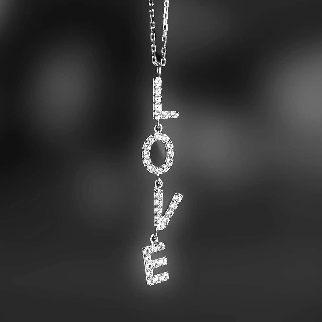 Enasolunaのインスタグラム：「New Arrivals “First love necklace” 2023.12.2 sat 8pm  LOVEの文字が縦に並んだネックレスは、身につけるとY字ネックレスのようになり、デコルテを美しく魅せてくれるデザイン。  文字の上にホワイトトパーズを贅沢にあしらい、エンドパーツにはハートモチーフをセット🤍 華奢なチェーンながらも煌めきを放ち、一つで存在感溢れる主役アイテムです！  一年頑張った自分自信へのご褒美ジュエリーにいかがでしょうか。  ”First love”シリーズはネックレス・ブレスレット・ピアスにて展開いたします。 街が煌めき心踊るシーズンにぴったりアイテムです！  2023.12.2 sat 20:00よりオンラインストアにて発売。 そして、福岡の岩田屋で開催中のPOP UPでは先行発売中です。  ■POP  UP STORE at 岩田屋 11/29（水）～12/5（火） 〒810-8680　福岡市中央区天神2丁目5番35号 岩田屋本店新館1階アクセサリー プロモーションスペース  #enasoluna #エナソルーナ #firstlove #love #necklace #whitetopaz #jewelry #ファーストラブ #ネックレス #ジュエリー #福岡岩田屋 #岩田屋」