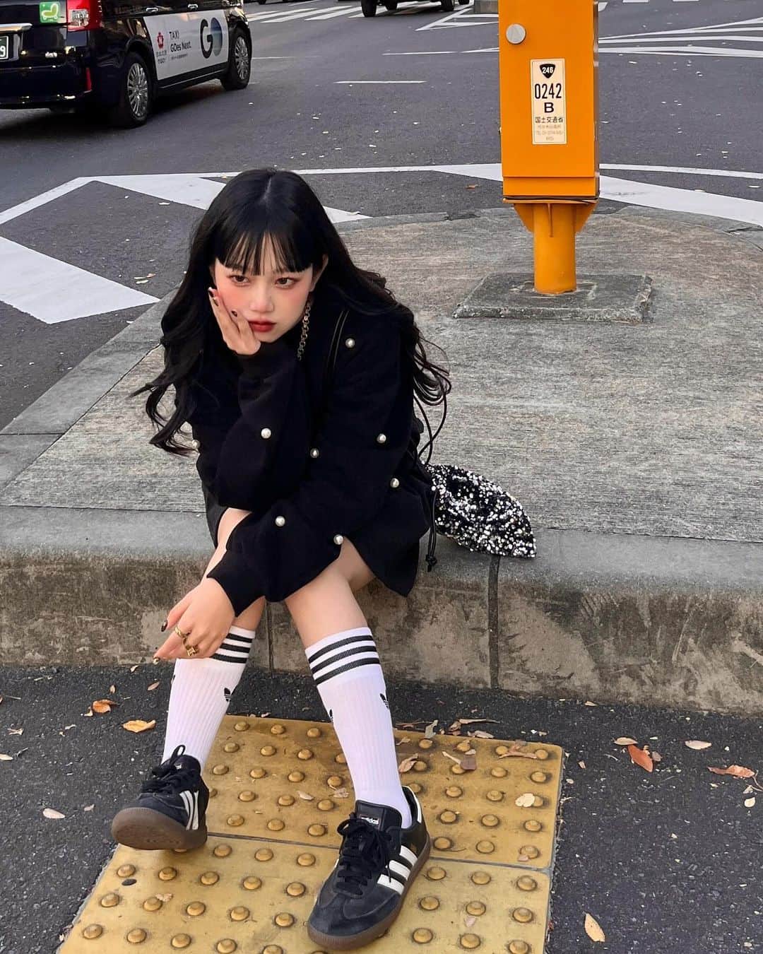 びすこのインスタグラム：「黒髪にした〜👨🏻🪄︎︎  しれっと黙ってたらサイトからバレてしまったので載せちゃう笑 茶髪時代の写真がまだまだ載せられてないのでここから髪色バラバラです🕺  @____juliy さんに、「次に明るくするのに響かない程度に！でもパッと見黒ってなるレベルで！」みたいな無理を言ってやって頂きました…笑サイエンスアクアもセットでしていただいたので痛まず綺麗な黒髪に…感動すぎるいつもありがとうございます🤦🏻🤦🏻  因みに1枚目ら辺の写真、横断歩道のど真ん中で赤信号になってしまって取り残された時の写真です、一応ね🤫」