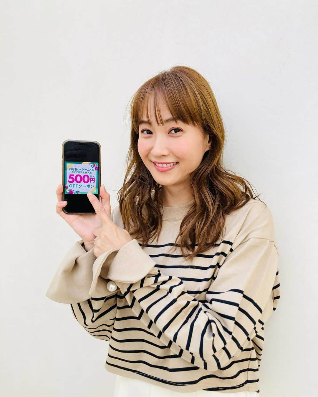 藤本美貴のインスタグラム：「楽天さんからお声がけいただき、楽天ママ割クリスマスクーポンキャンぺーンについて発信します！ 今回のクリスマスキャンペーンではおもちゃやゲームなどの購入に使える最大500円OFFなど数種類のクーポンが楽天ママ割メンバー登録するとお得にGETできちゃいます☺ ※クーポンによっては利用条件があります みなさんはこの「楽天ママ割」でどんな商品を購入しますか？   私もこのお得な機会にクリスマスの準備を進めたいと思います。クリスマスツリー早く出さないと！ 家族で素敵なクリスマスが過ごせるといいですね♡   #PR　#楽天ママ割 #ママ #子育て #クリスマス #プレゼント #楽天 #クーポン #おトク」