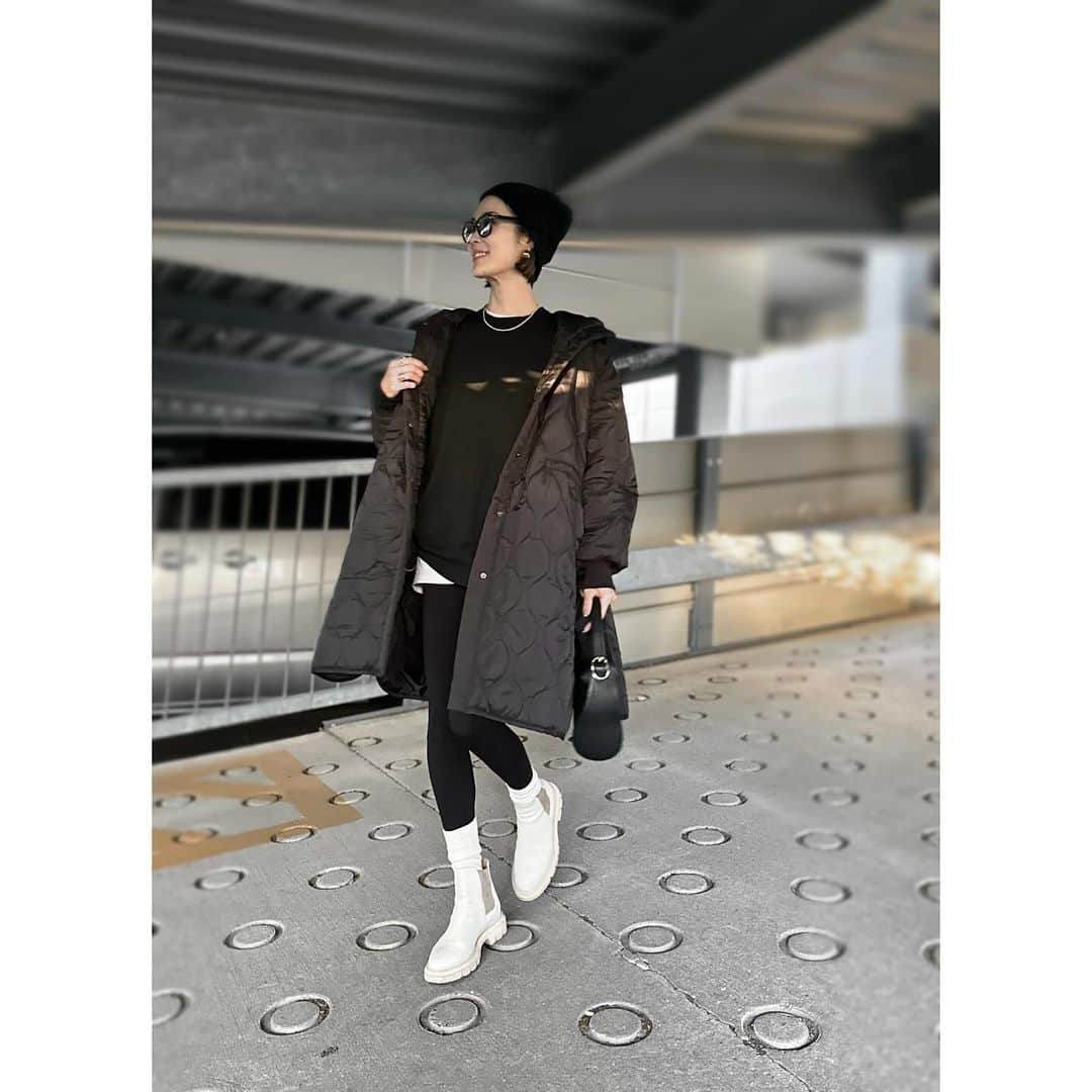 小林有里のインスタグラム：「♡ sporty🌝 . . 普段は こんな格好が多いです☺️🫶 . キルティングって 軽くてあったかくて ラフすぎなくて良き🫶 . . . coat... @r._____official  tops... @herin.cye  leggings... @hereiam.official  bag... @cafune.official  . . . . . #kobafashion  #PR#r_____official  #アールドット #zozotown」