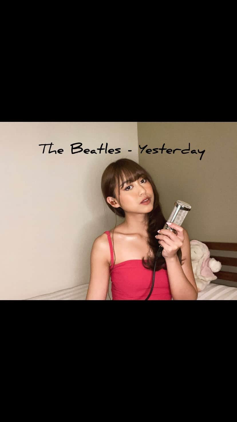 フランシスカ・サラスワティ・プスパ・デウィのインスタグラム：「Suddenly, i’m not half the man i used to be … 🌧️  Yesterday - The Beatles cover by me. Full version on my youtube channel “Sisca Saras” 🤍」