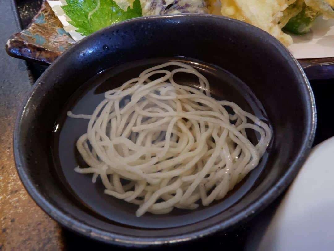 中山美香さんのインスタグラム写真 - (中山美香Instagram)「美味しくて☺︎ 真澄と一緒に味わいたくて。 2日連続で通ったお蕎麦屋さん♪ お店のおばさま達が皆優しくて…。 有難うございました！そして、ご馳走様でした！ . . . #蕎麦 #そば #どうづきそば  #真澄 #長野県 #茅野市 #蕎麦と日本酒 #日本酒」12月1日 20時08分 - mika5nakayama